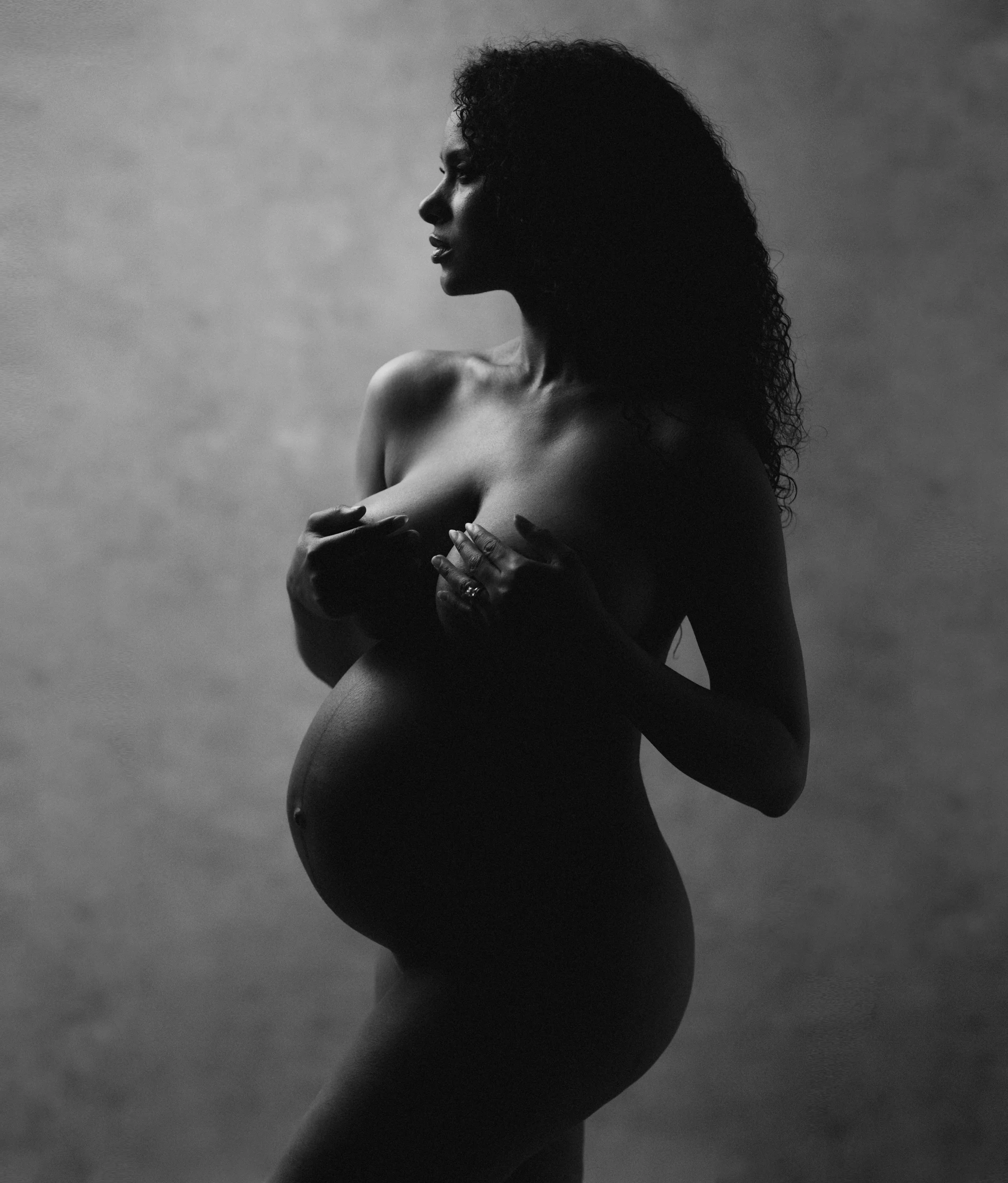 artistic maternity silhouettes and b&w portraits of pregnancy. Lola Melani empowered women to embrace their changing bodies