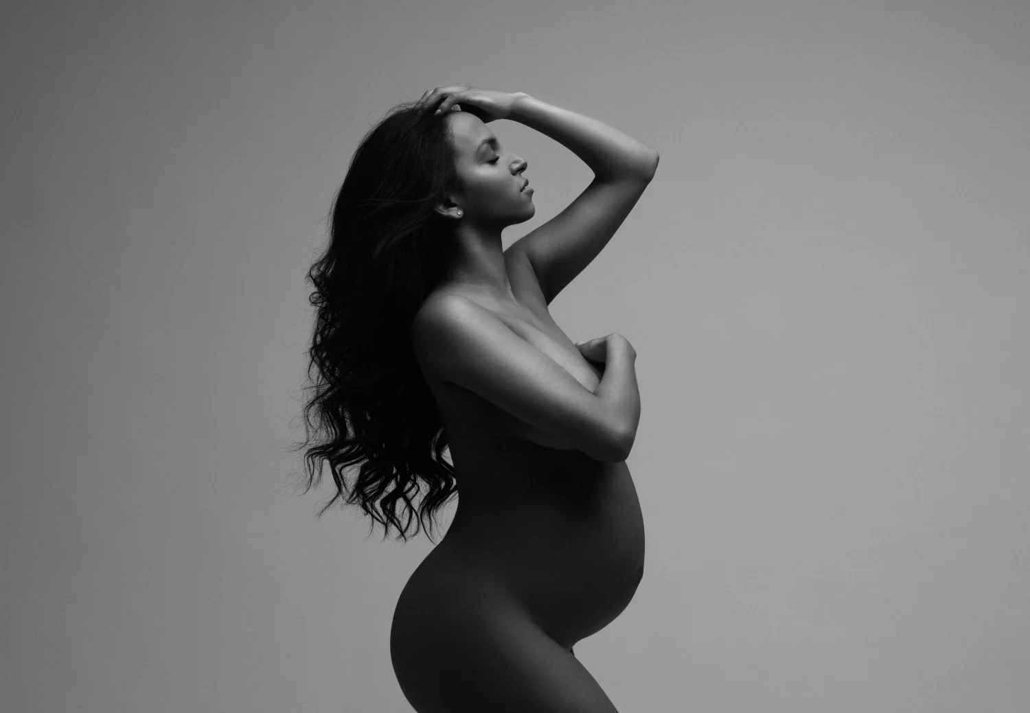 NYC maternity photographer Lola Melani creates beautiful experiences for women and make them feel elegant and strong. Fine-art nude photography 