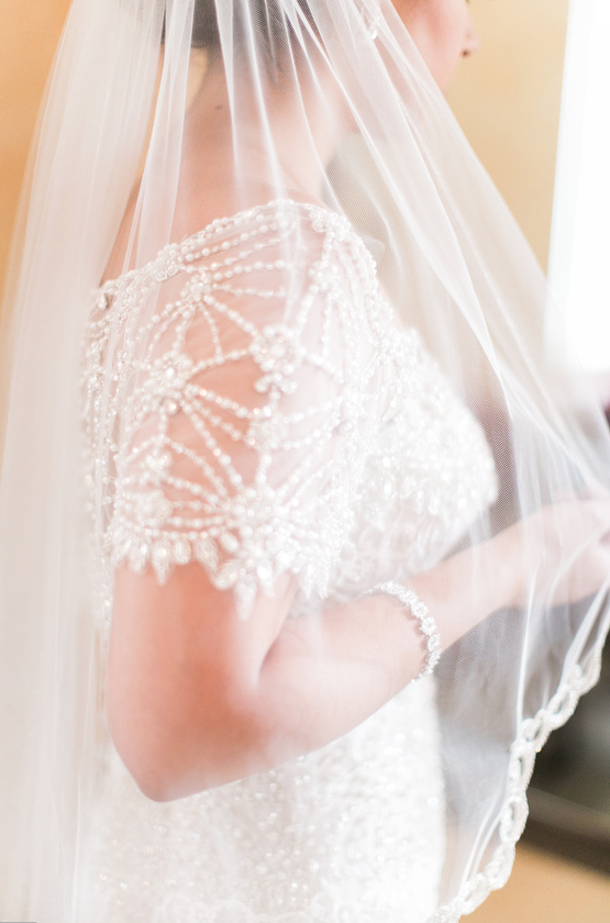 Beautiful lace veil I www.avenueievents.com.png