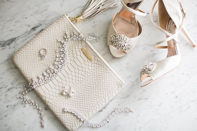 Can&rsquo;t CLUTCH this. Swoon ✨over this monogrammed @giginewyork clutch in white for wedding day!