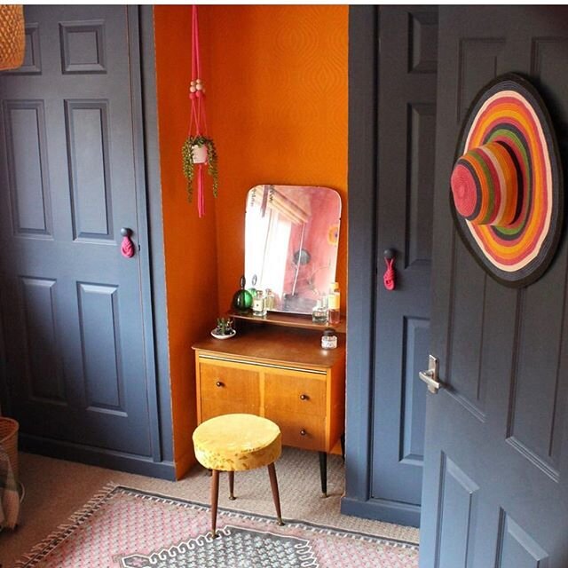 Thanks to @retrojo5 for this pic of her stunning retro home! I can see my little hot pink beaded plant hanger and pipa knots on the door handles!🧡💗💛
-
#retro #retrostyle #retrocraft #vintage #vintagestyle #interiordesign #hotpink #orange #brightin