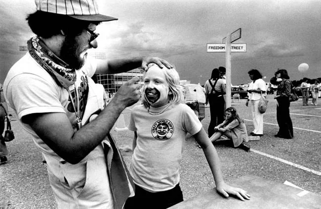 Tom Siefert of Minneapolis painted a clown face on Shelly McGraw of St. Louis Park, Minn. © Star Tribune.