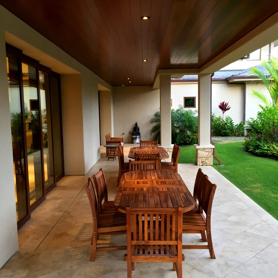PATIO DINING BETWEEN HOUSE AND POOL
