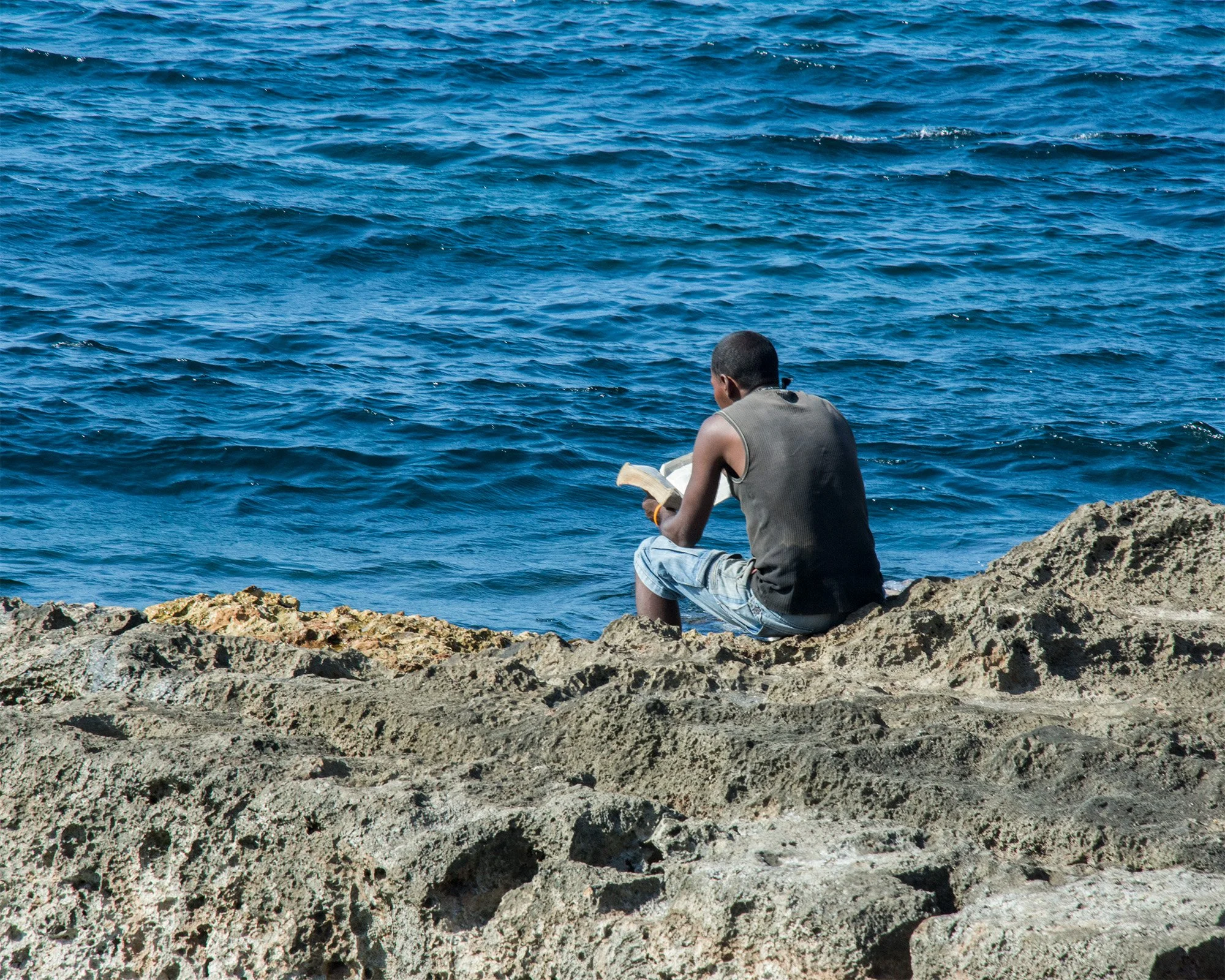 Havana_ManReading_DSC7081_8x10.jpg