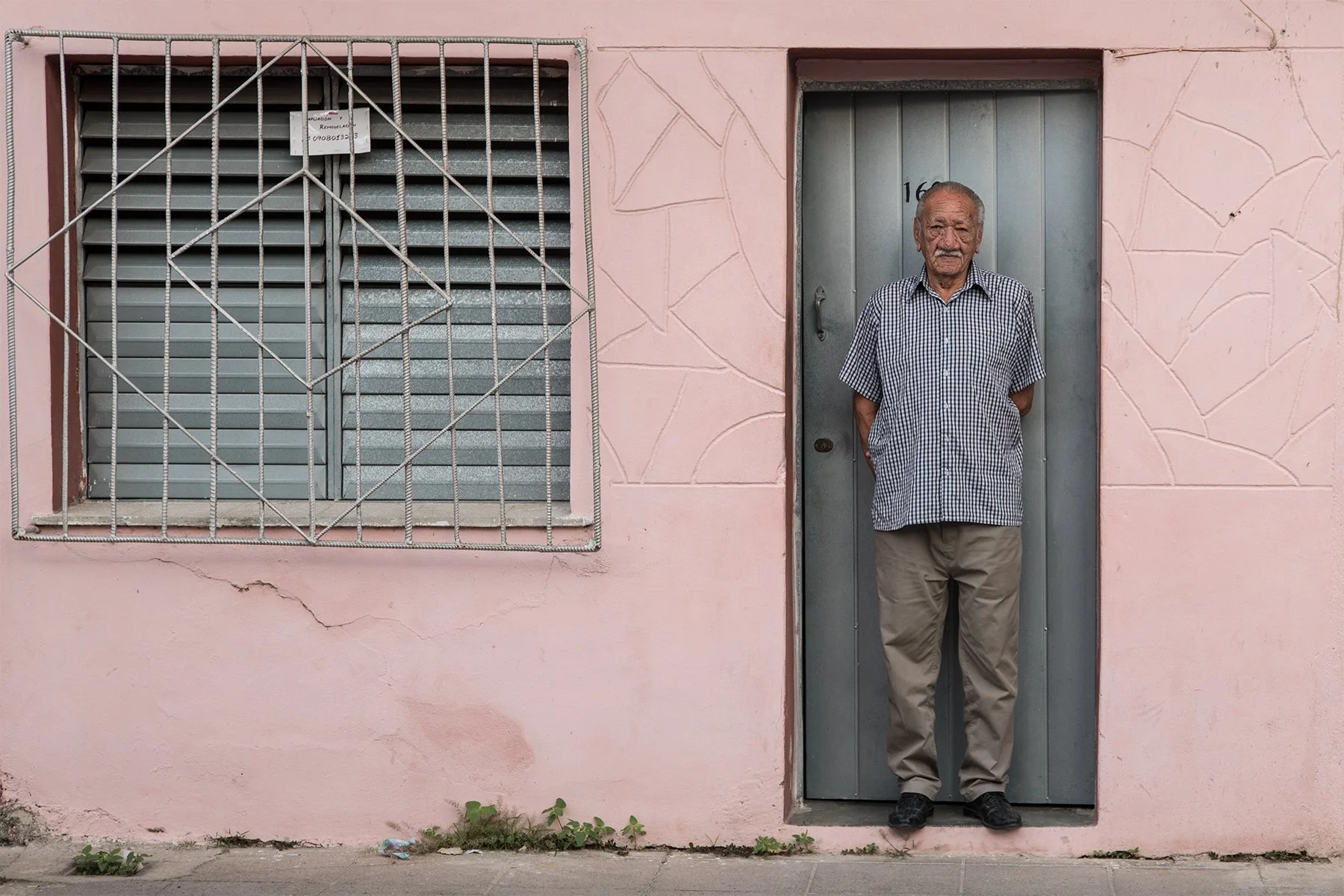 Camaguey_ManInDoorway_APR2017_LGP_2331_4x6_B.jpg