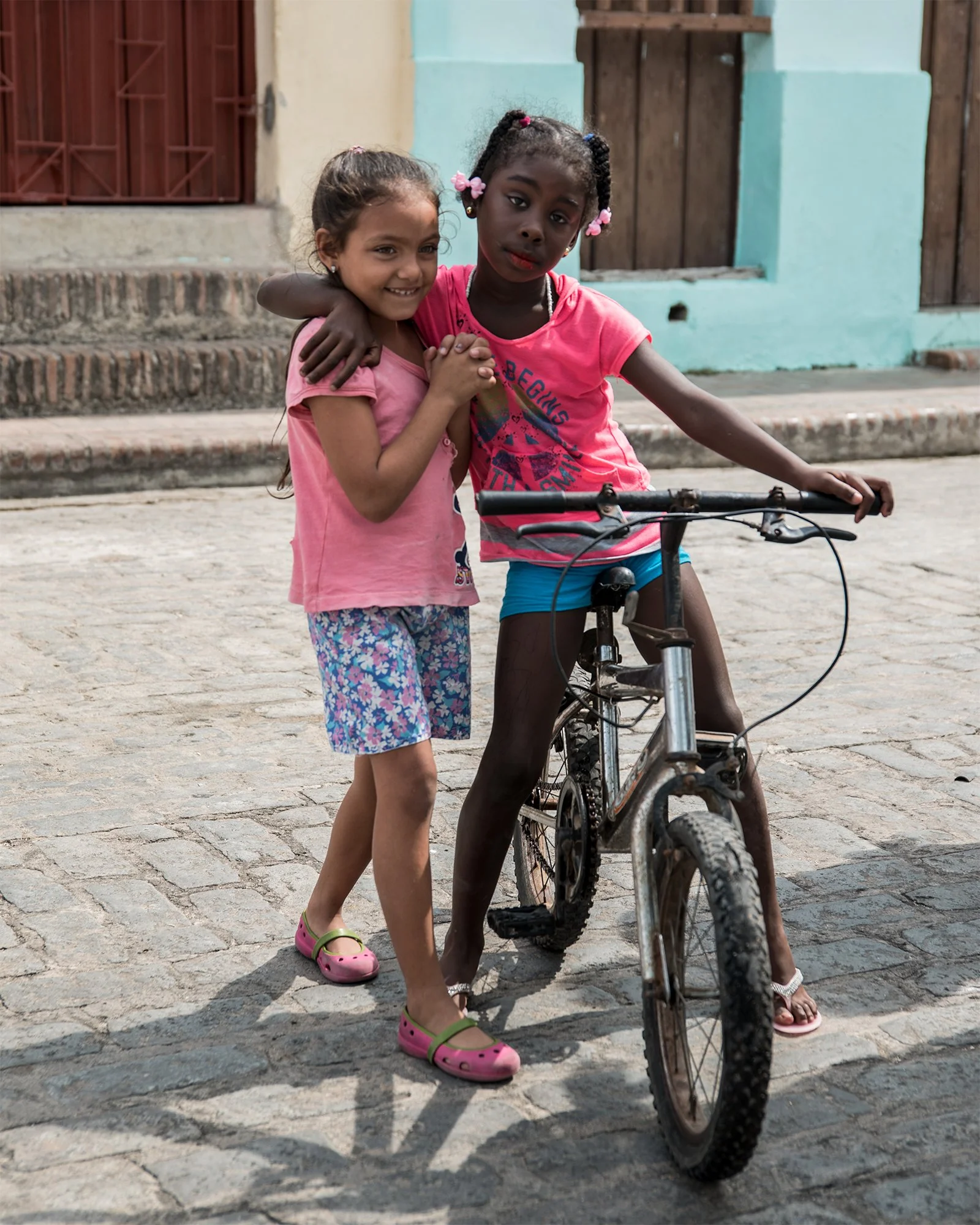 Camaguey_LittleGirlsPlaying_APR2017_LGP_2408_8x10cropA.jpg