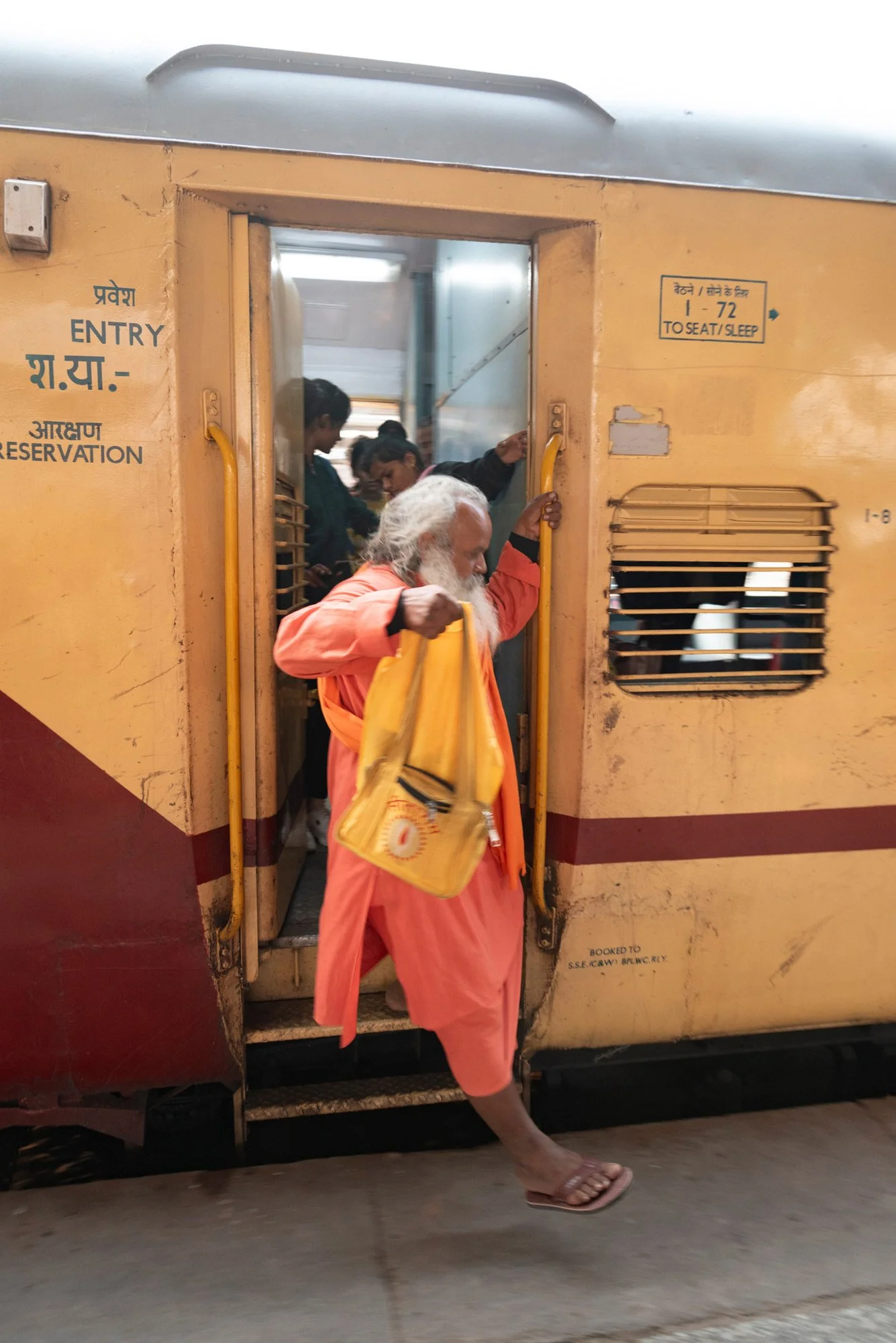 WEB_INDIA_TrainJumper_LGP_2460.jpg