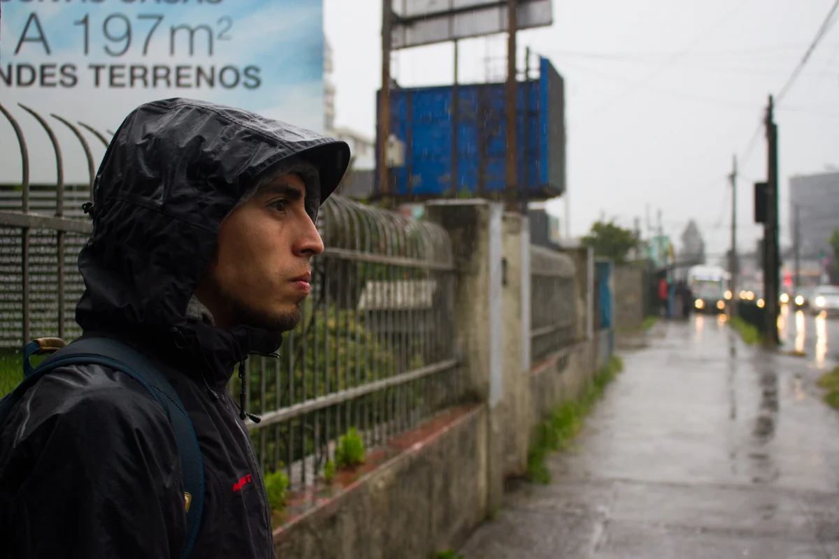 Él quiere trabajar en la ciudad pero quiere vivir en el campo siempre porque allí la vida pasa más lento.