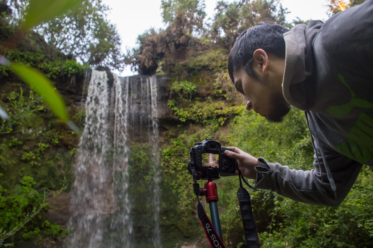 Él practica las técnicas de fotografía. No usa enfoque automático porque usando enfoque manual las fotos le parecen más nítidas. Además, se siente muy orgulloso cuando hace fotos buenas.