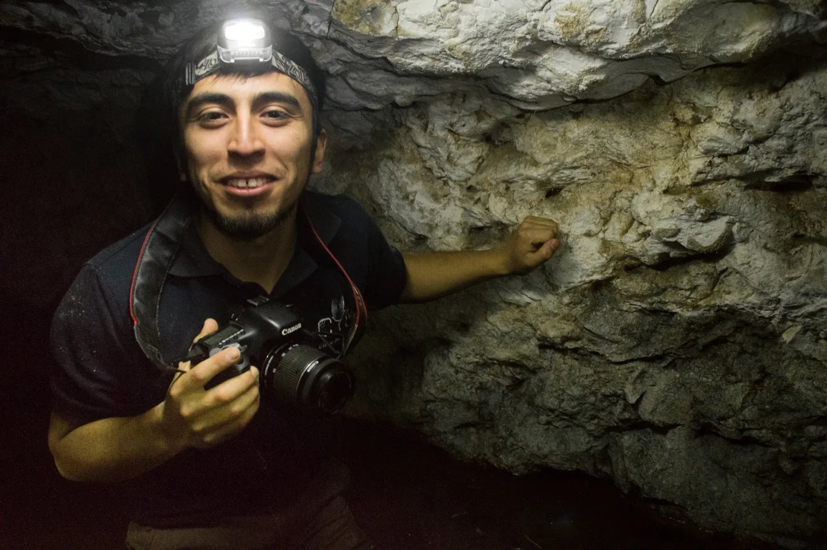 Él experimenta con la luz en una cueva cerca del rio en Chapod.