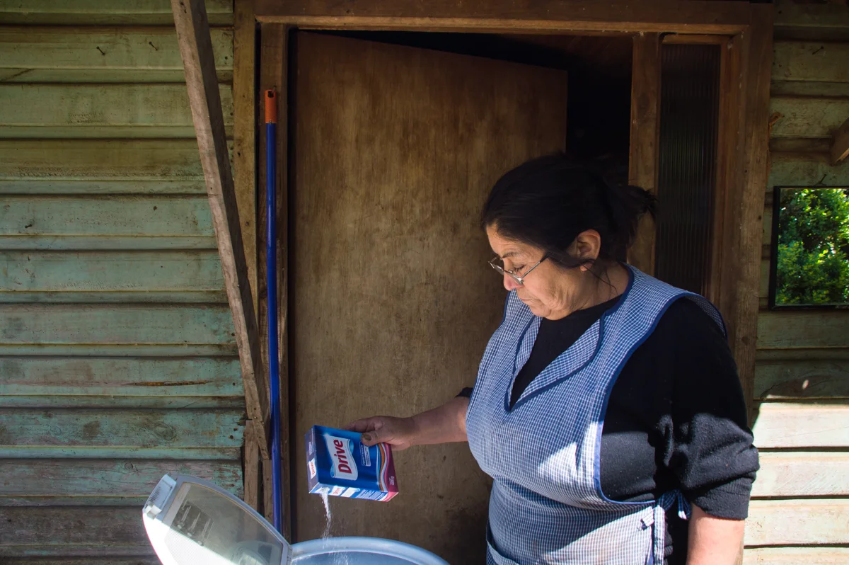Norma uses a washing machine that is outside the door to their house. They do not have water pipes.