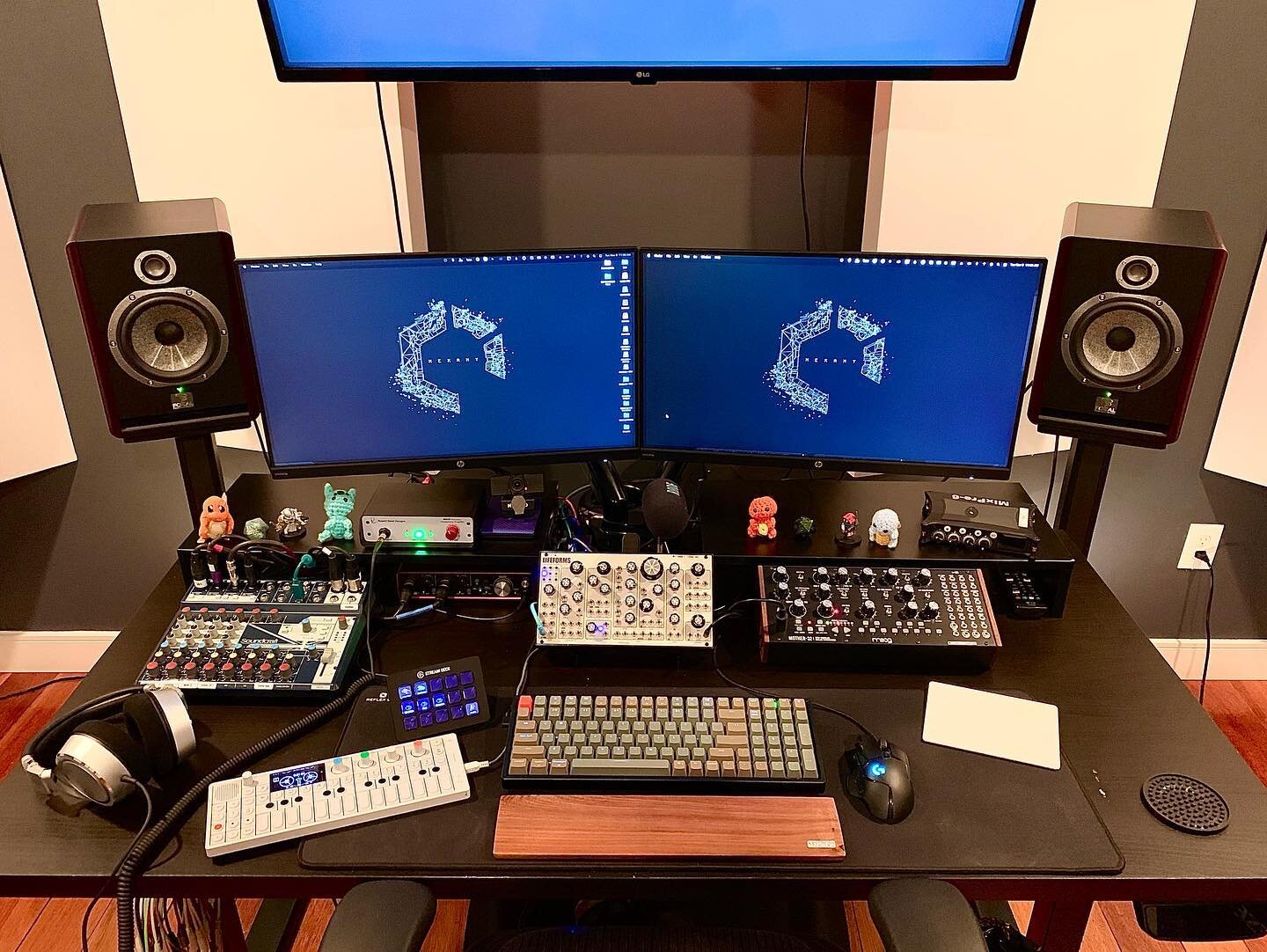 A little desk update! I&rsquo;ve been slowly collecting more and more knobs, woops!
​
​
​#hexanyaudio #gameaudio #sounddesign #sounddesigner #desksetup #desk
​