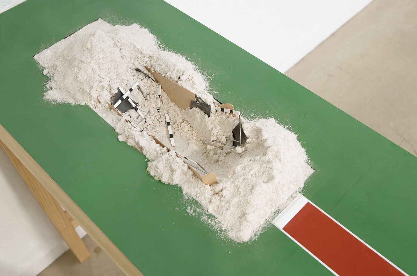  DIGGING IN (2004) Enamel on Plywood, Steel, Casting Sand 92 x 38 x 310 cm 