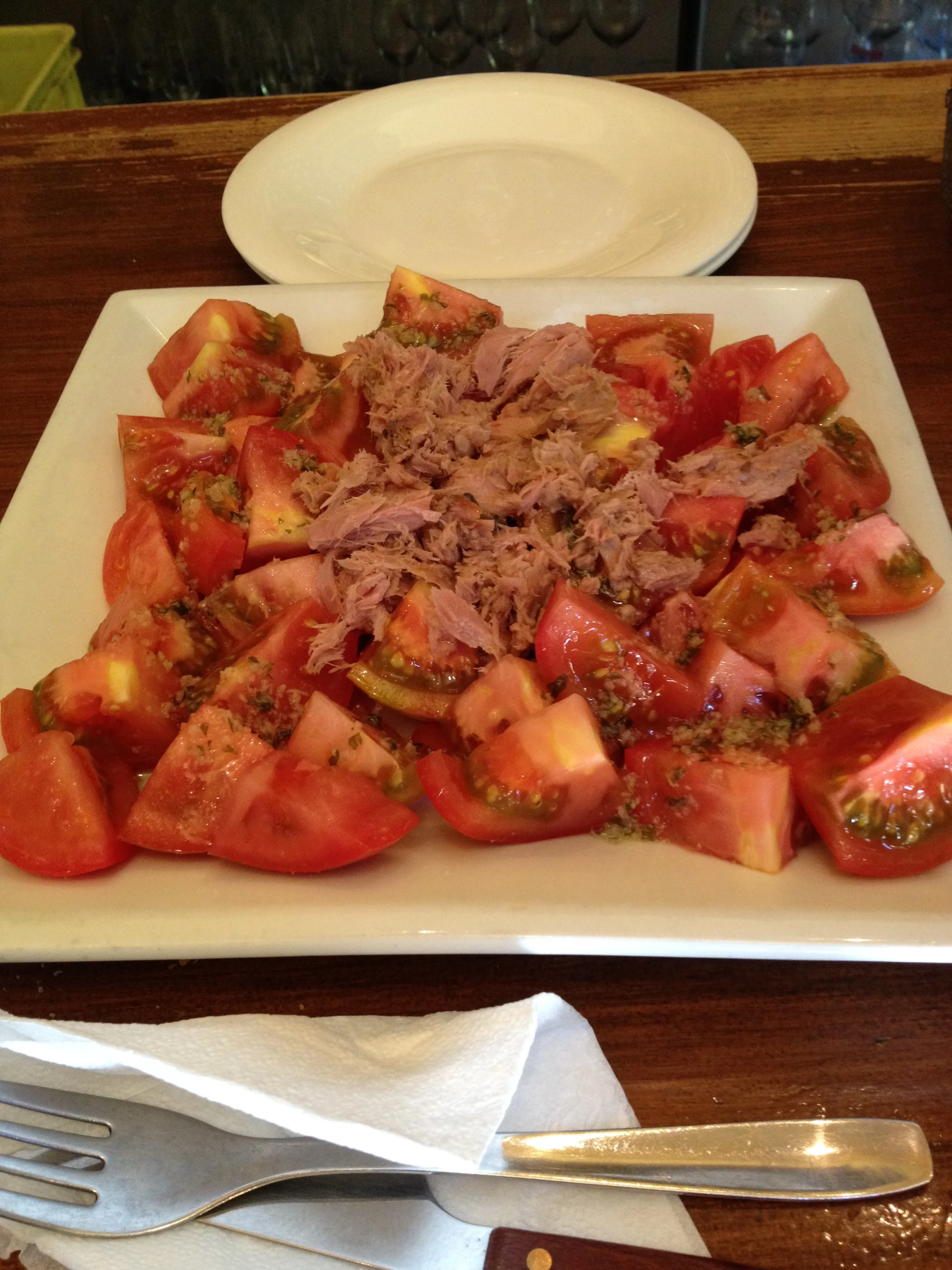 Atún y tomate (Oil-Packed tuna and tomato salad) at Reca in Plaza Trinidad.