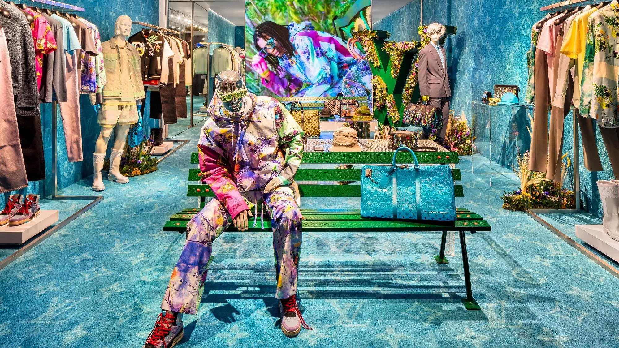 louis-vuitton-boutique-us-louis-vuitton-new-york-soho-pop-up-temporarily-closed--StFi_LouisVuittonSohoPopUpMensSS202_DI3.jpg