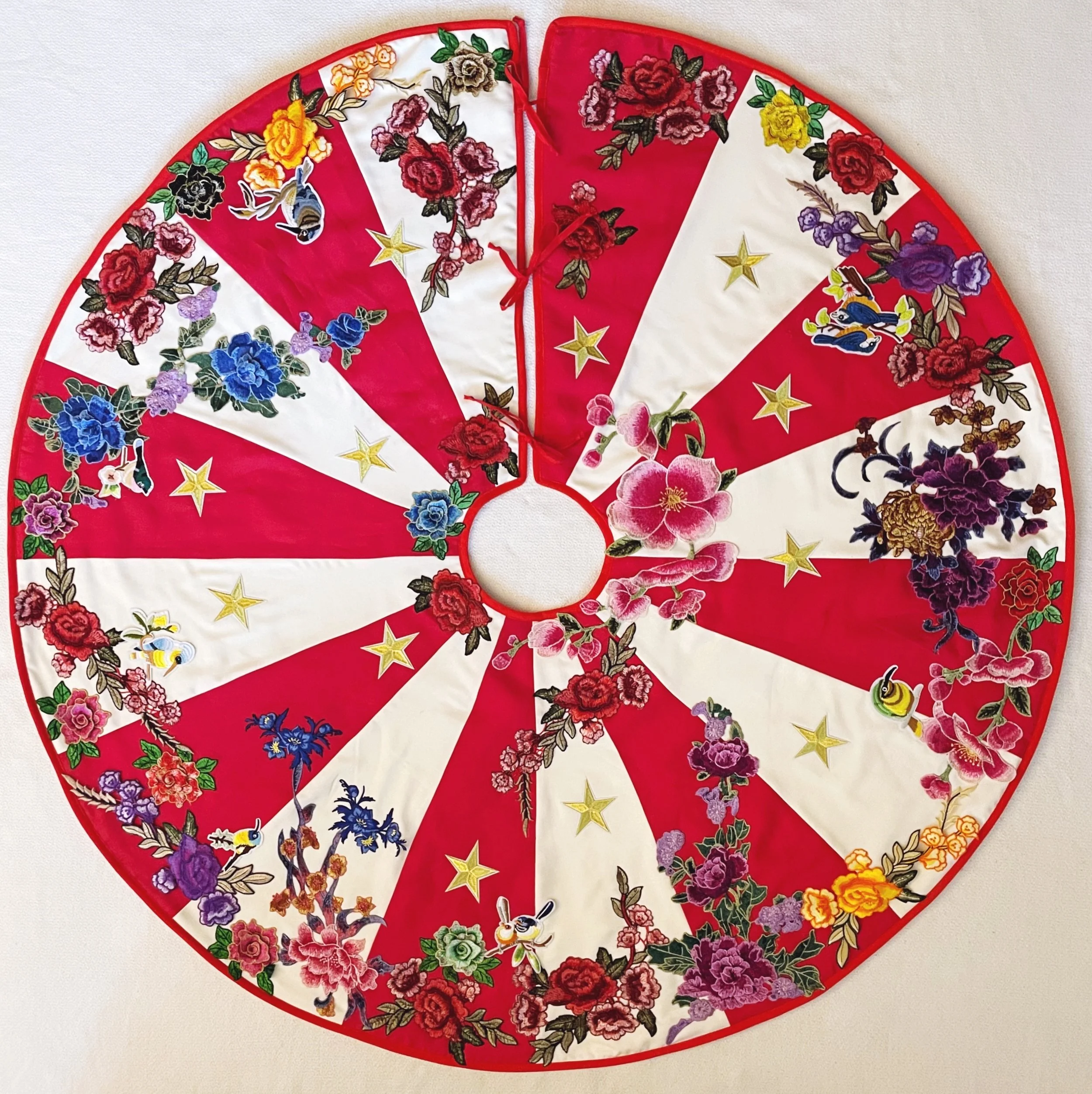 red tree skirt.JPG