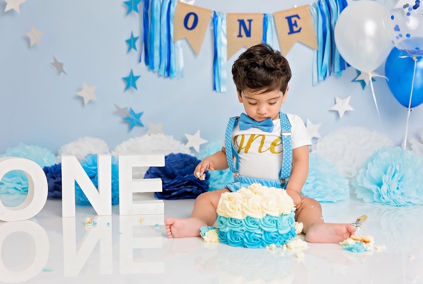 The messiest but most fun photoshoot to celebrate your child's first birthday. Use the photos for invitations or to post on their special day.

@bumblebee_photo_london #mumlife #londonmums #ealingmums #ealingcakesmashphotographer #ealingfamilyphotogr
