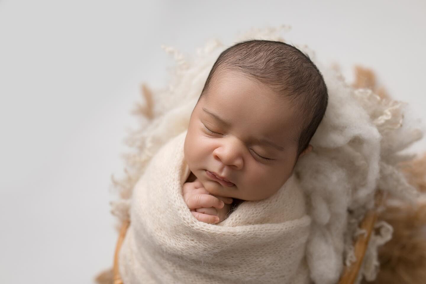 Thursday is a busy day with admin work and a newborn session. I enjoy cuddling with the cute little newborns.

Do you know anyone due in March? Comment below. 👇🏻 

* #newborn #newbornphotography #newbornphotographer #timelessphotography #timeless #