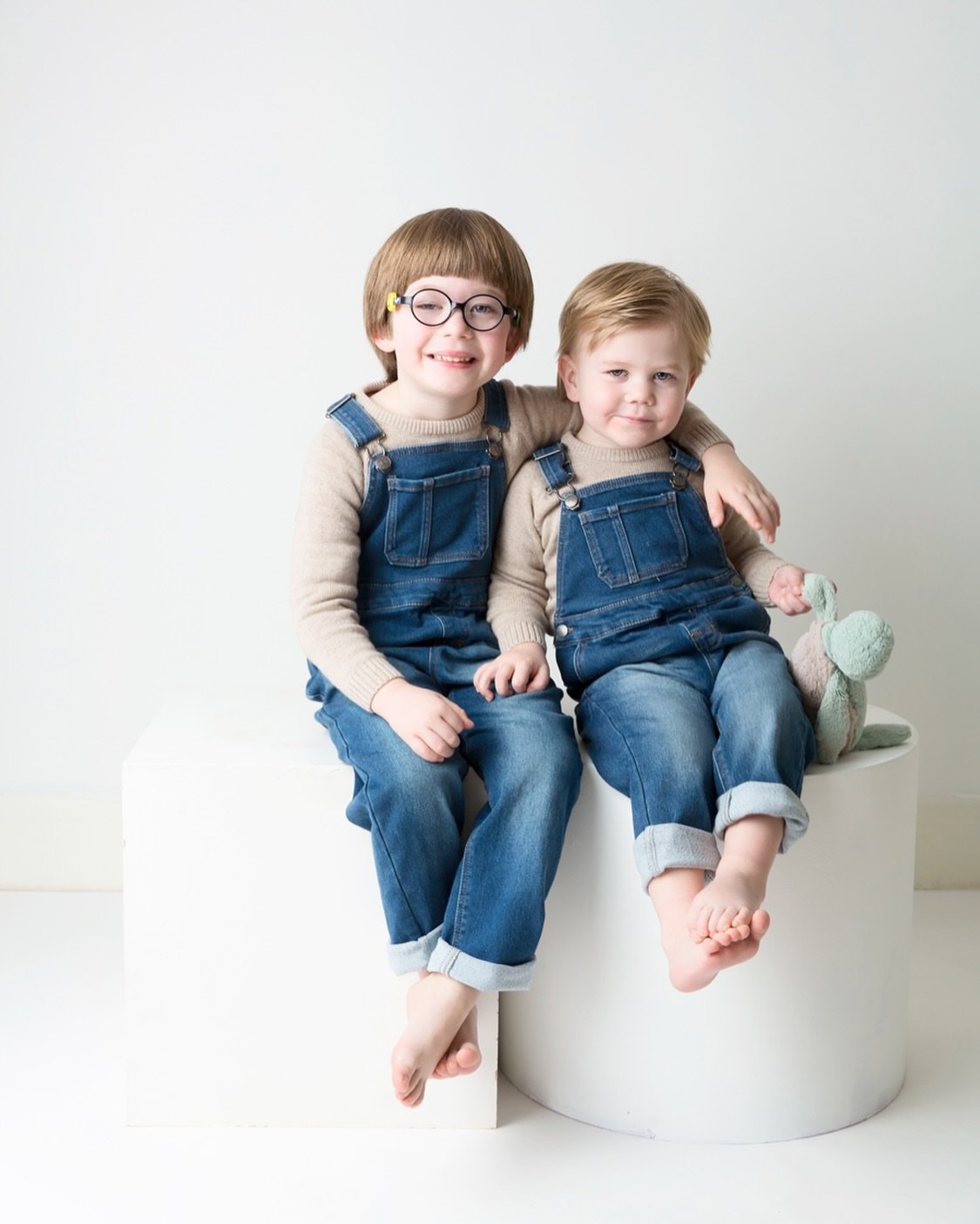 Light jeans outfits are always a good idea for family, baby or sibling photo shoots. I absolutely love dungarees on children. Super cute! 💙

@bumblebee_photo_london #ealingbroadway #ealingmums #ealingfamilyphotographer #ealingbabyphotographer #londo