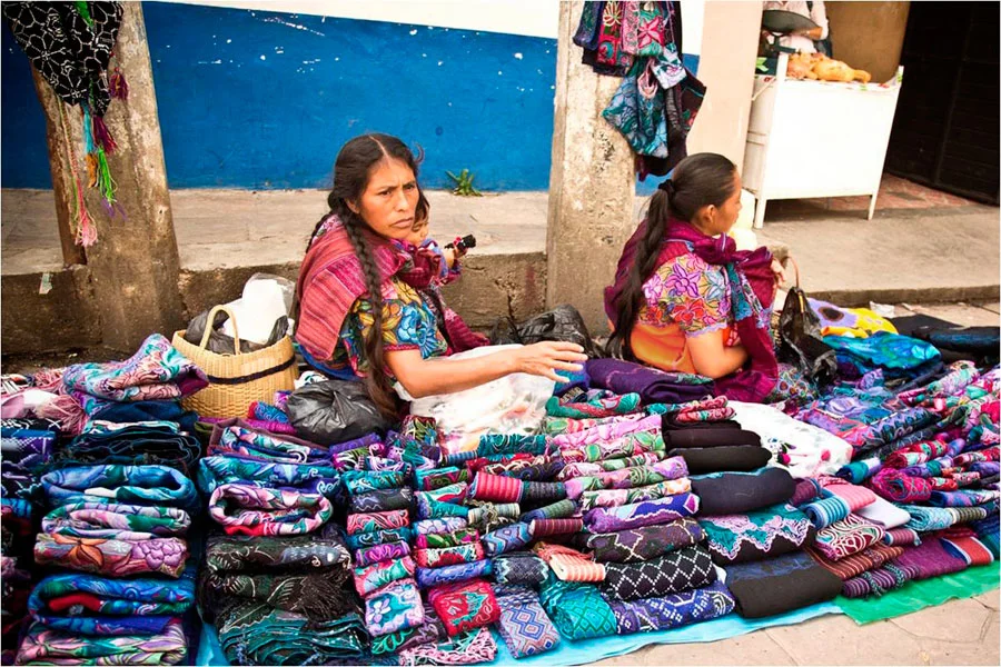 Mujeres indígenas venden su artesanía en San Cristóbal de las Casas, en 2012. “Las flores se emancipan definitivamente de su raíz gracias a la habilidad de las manos de las bordadoras.” (p. 109)