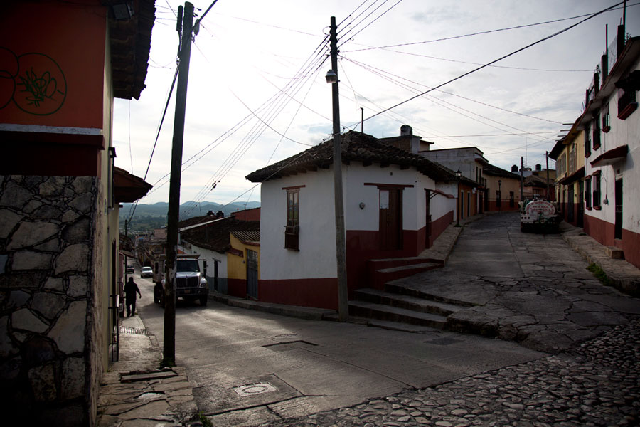   Comitán, Chiapas, en 2012. “No olvide usted, ni por un momento, dos circunstancias: yo era niña y vivía en Comitán, Chis., en pleno siglo XVI.” (p. 50)  