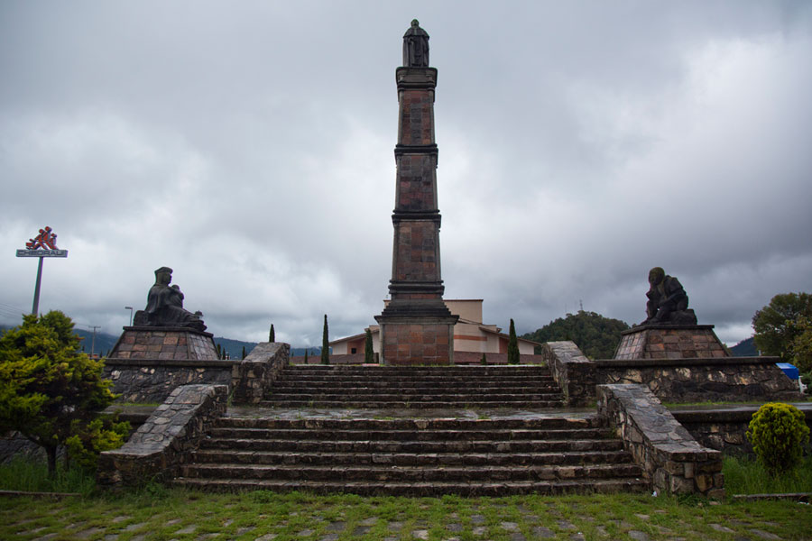   Al llegar a la ciudad San Cristóbal de las Casas, se ven las estatuas de Fray Bartolomé de las Casas y unos indígenas, en 2012. “En 1966, con motivo del cuarto centenario de la muerte de fray Bartolomé de las Casas, unos intelectuales y estudiantes