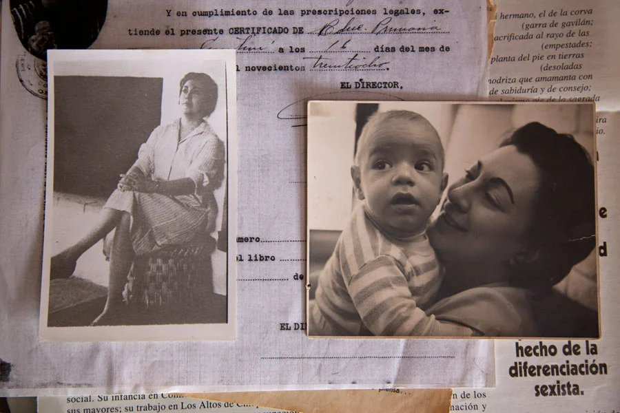 Fotos y recuerdos en la casa de su amigo, Oscar Bonifaz, en Comitán, Chiapas – el bebé Gabriel con Rosario.