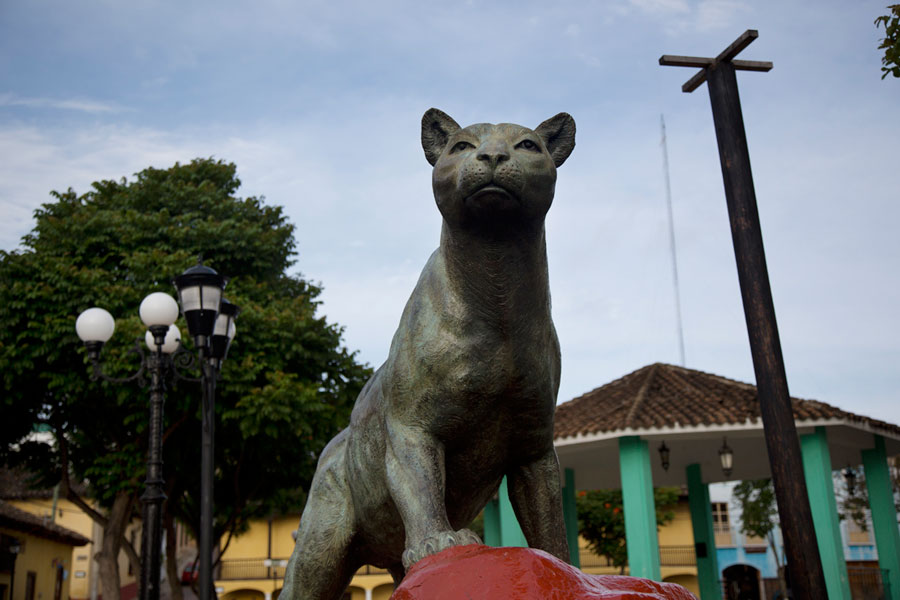   El puma en la plaza del Barrio de la Pila, en Comitán.  