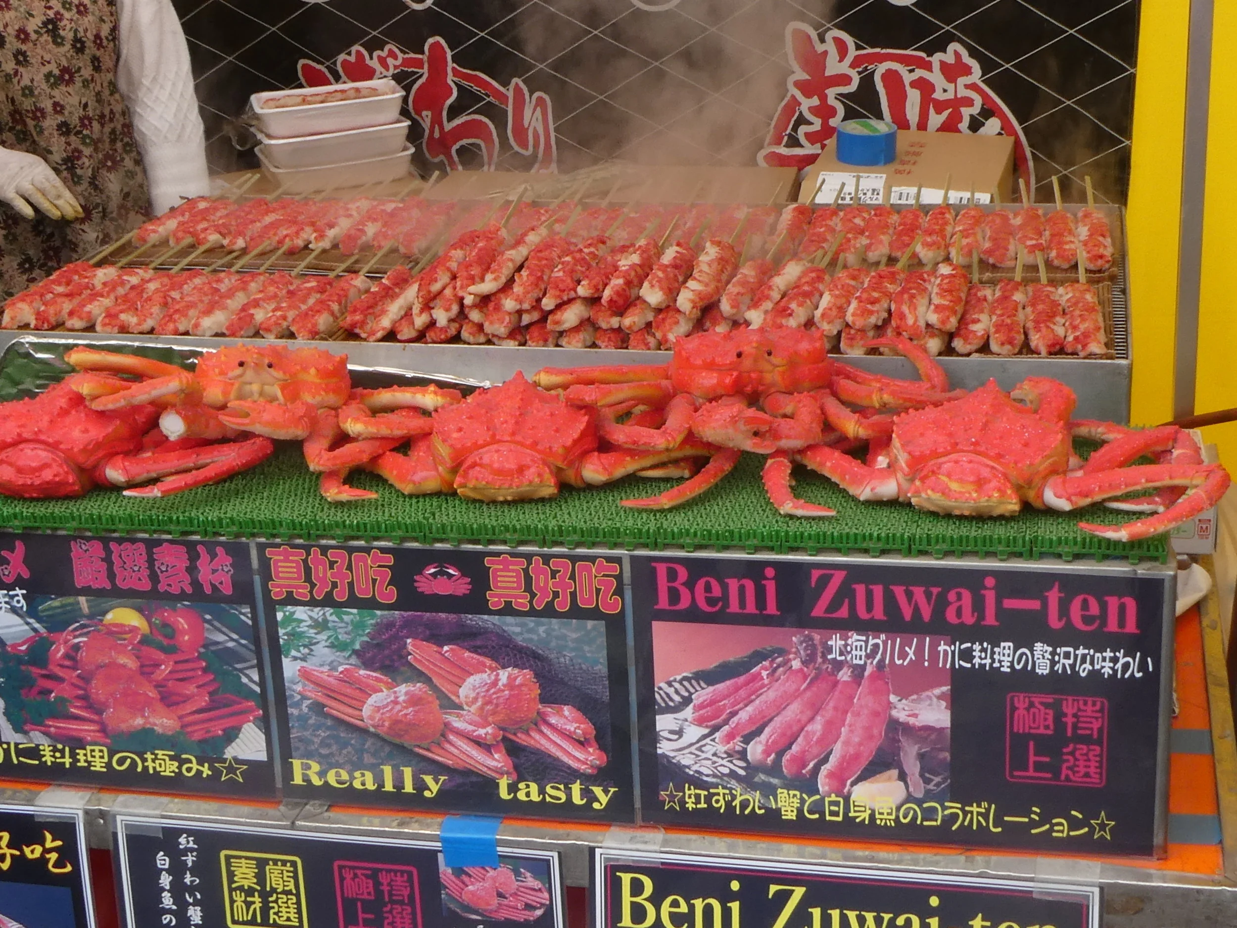 It’s hard to resist so much beautiful seafood at the Tsukiji market in Tokyo. Broiled scallops, skewers of shrimp, and stand after stand of fresh sushi tempt us tourists.