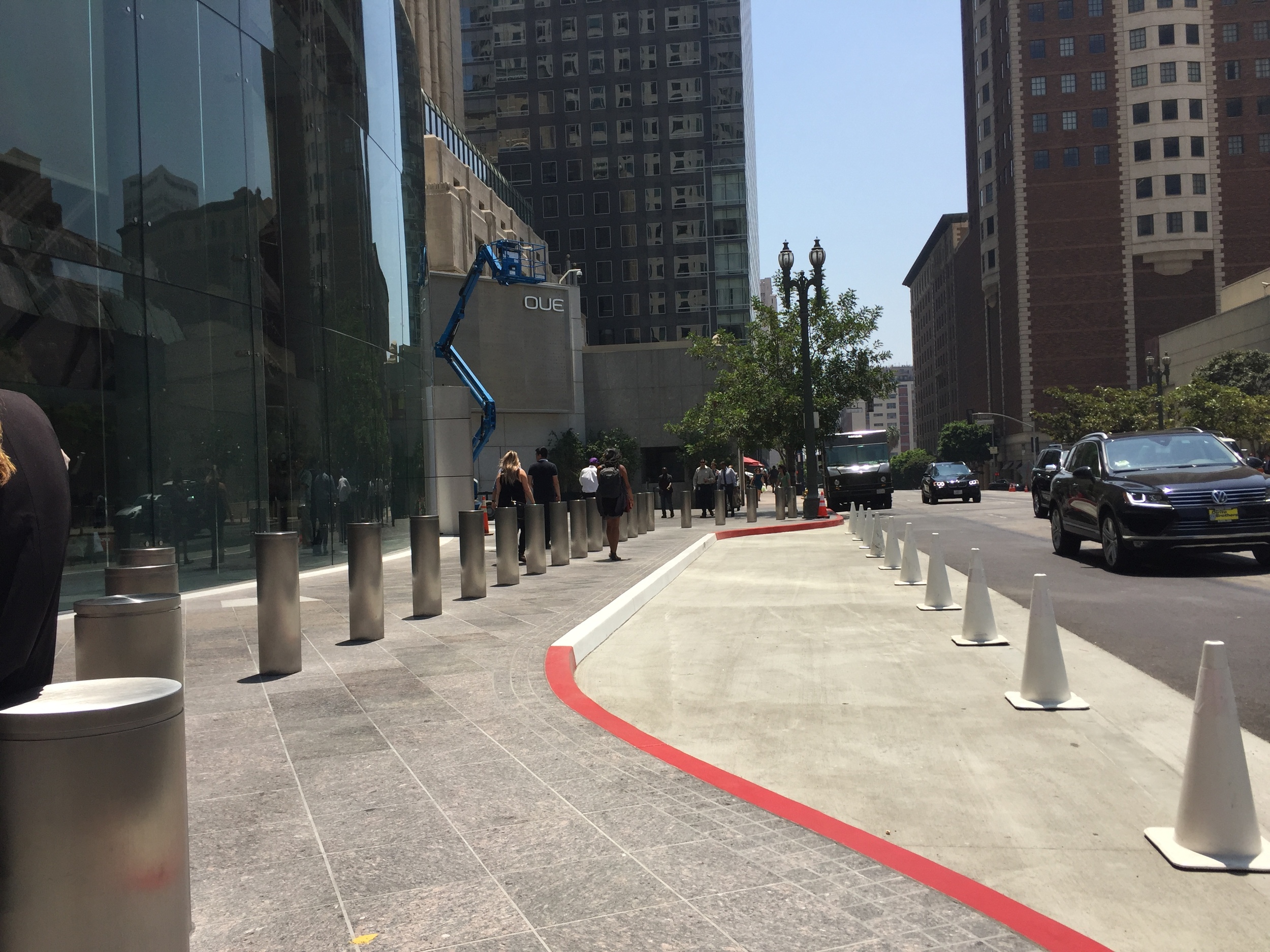 The new drop-off lane, sitting empty and unused. (photo by David Douglass-Jaimes)