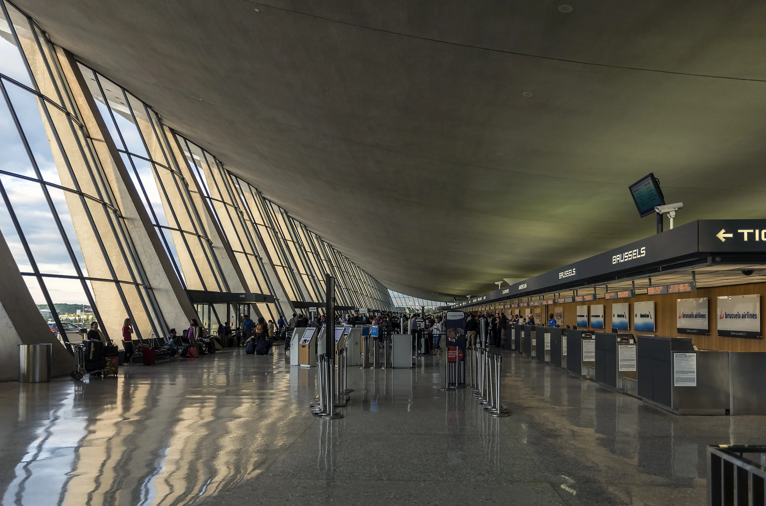 Dulles terminal interior. ( Photo by Acroterion , via Wikimedia Commons, CC BY-SA 3.0)