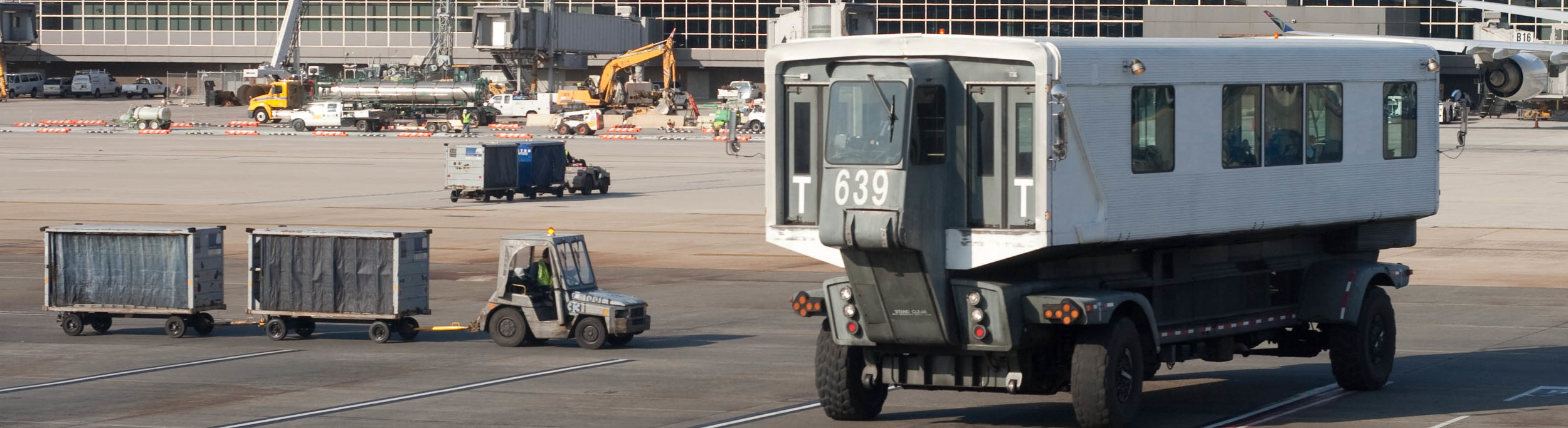 Dulles mobile lounge. ( Photo by flickr user paul_houle via Creative Commons, CC BY-SA 2.0)