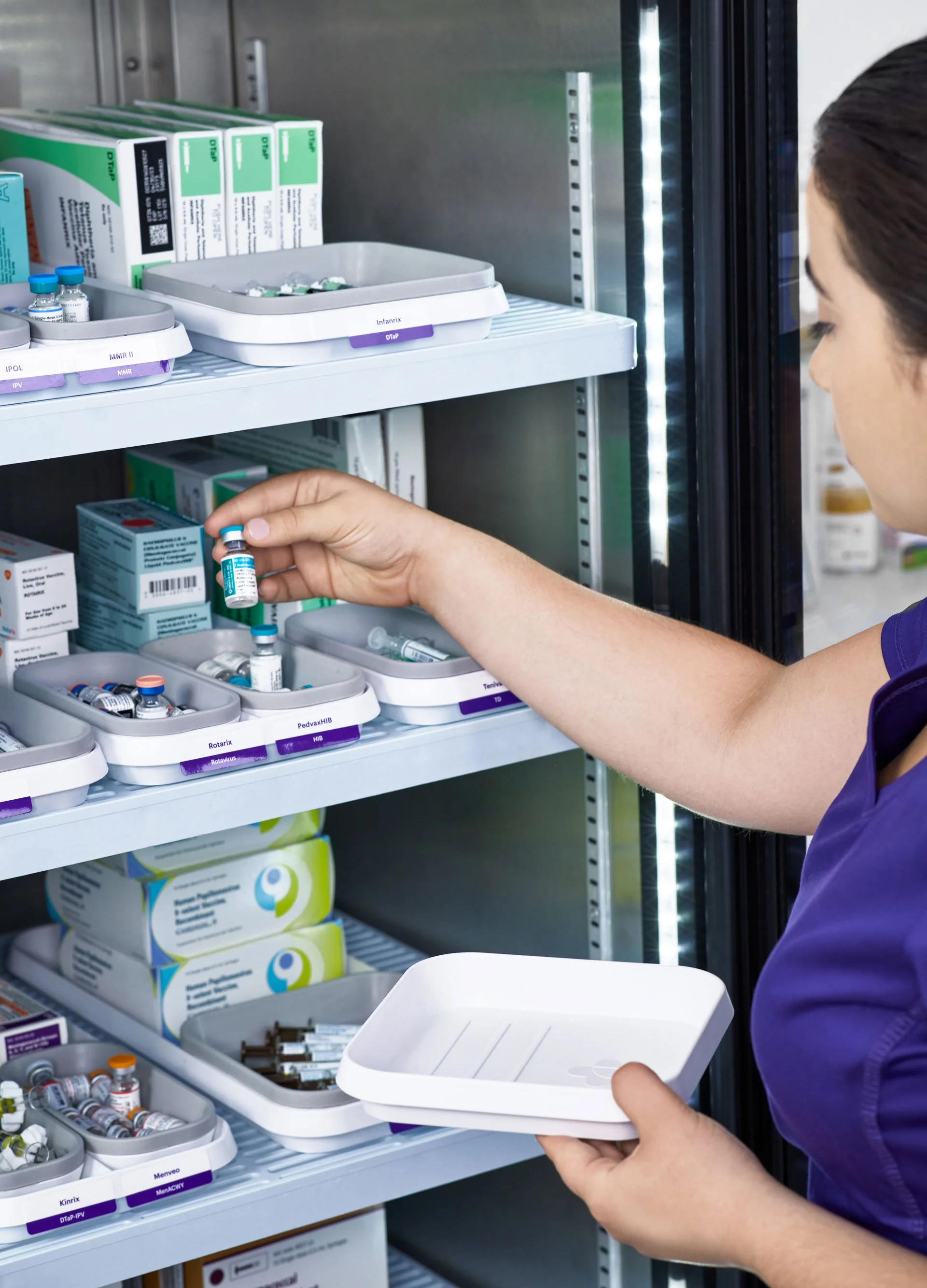 VAXCARE_Fridge_Selecting_Vial_3.jpg