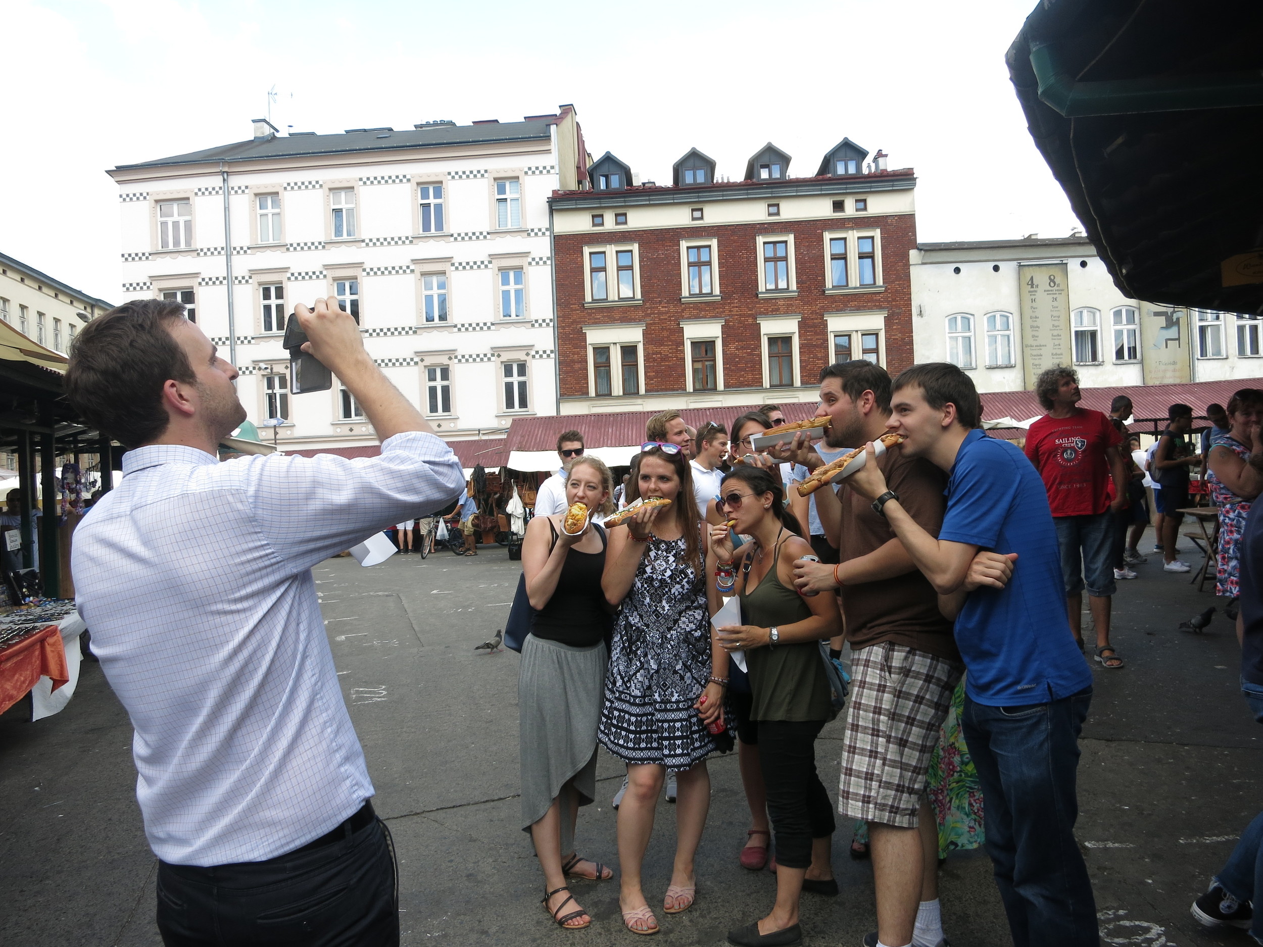 Tourists crushing zapiekanki.