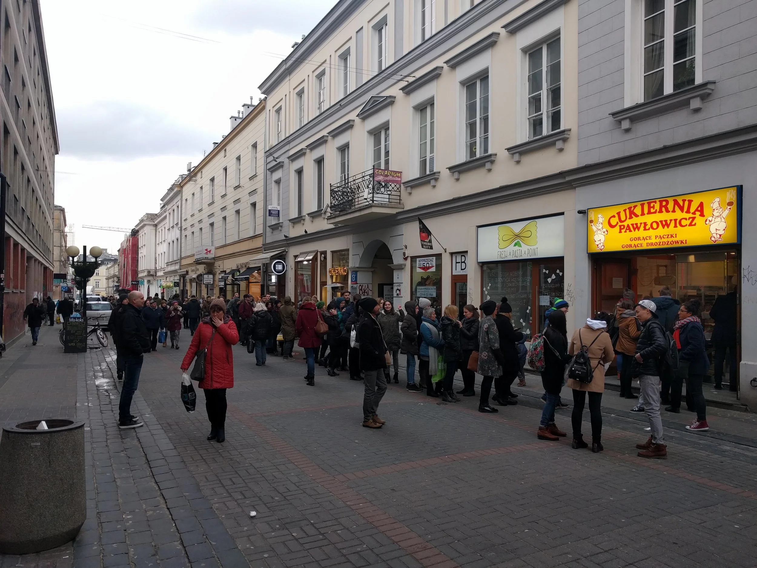 Long lines for the best Paczki bakery in Warsaw.