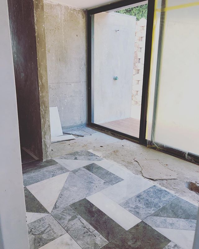 #sitevisit #bathroomflooring going down 🙌🏻 .
.
.
#studiomitchell #studiomitchellinteriors #interiordesign #interiordesigner #geometricfloor #marble #marblefloors #dunkirkestate #kellywearstlerinspiredfloors #dreamfloor