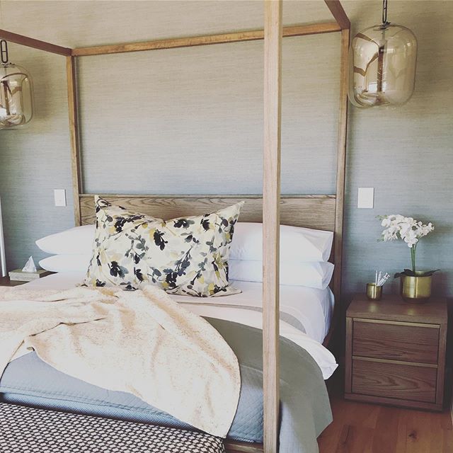 #Saturdaze mornings in this  #goldenglam bedroom .
.
.
.
#studiomitchell #studiomitchellinteriors #interiordesign #interiordecorating #interiors #ballitodesigner #gold&amp;grey #localzadesign