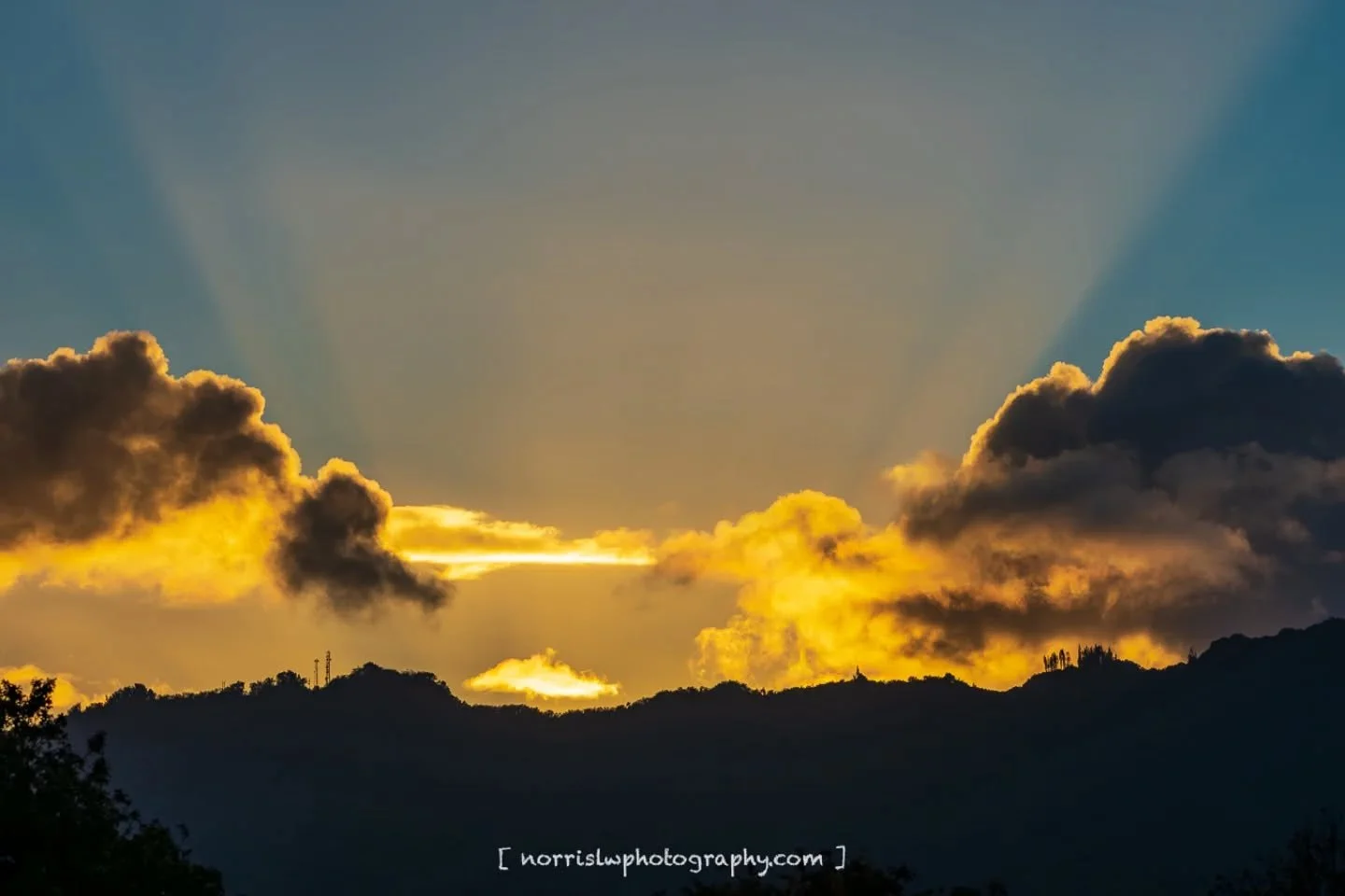 Happy Aloha Friday 🤙 

#alohafriday🌺 
#alohaweekend 
#sunset_and_sunrise 
#sunrisesunset
#sunrays☀️
#skymarvels 
#cloudzdelight 
#bestofthealoahastate 
#landscapephotography 
#naturephotography 
#luckywelivehawaii 
#ighawaii