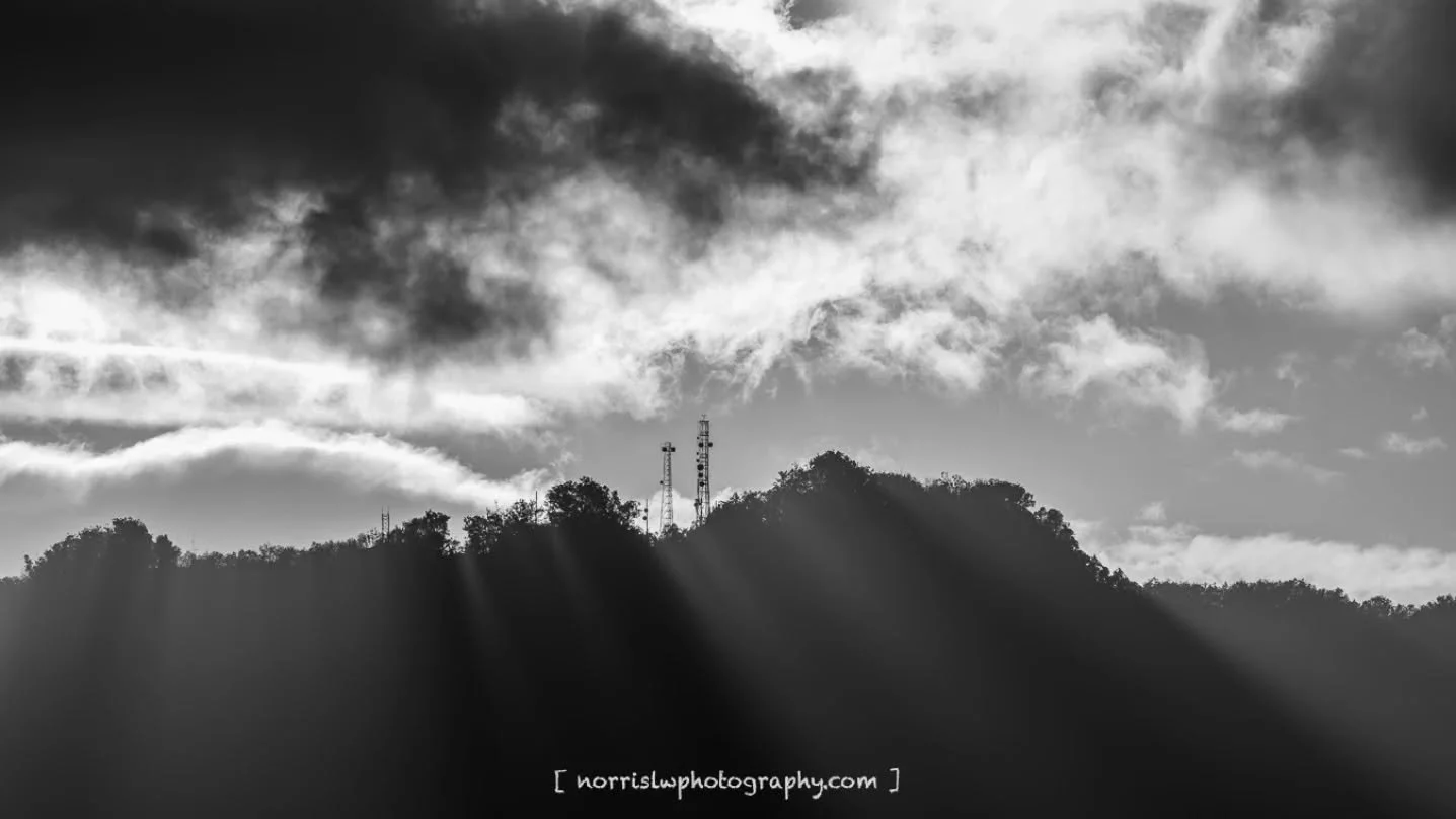 Shining through the mountains 🌄

#sunrays☀️ #raysfordays
#bestofthealoahastate
#luckywelivehawaii 
#skymarvels #cloudzdelight 
#landscapephotography 
#mountains 
#ighawaii 
#ig_sunsetshots