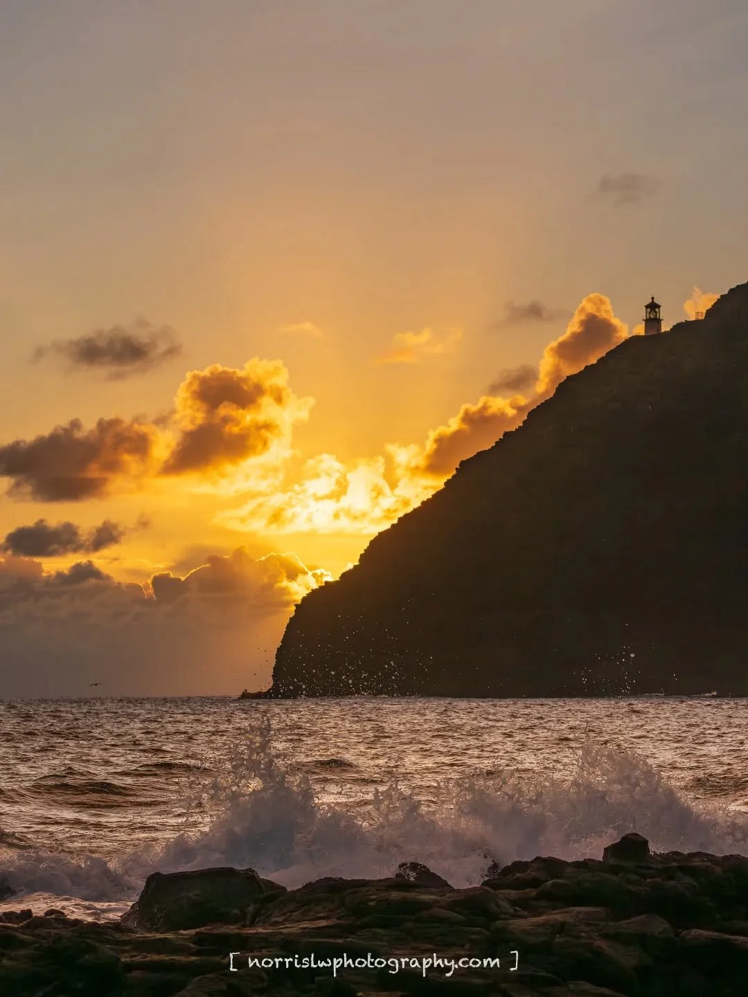 Rise and Shine 🌄

#weekendmotivation 
#sunrays #sunrise
#sunset_and_sunrise 
#skymarvels 
#landscapephotography 
#ighawaii 
#ig_naturelovers