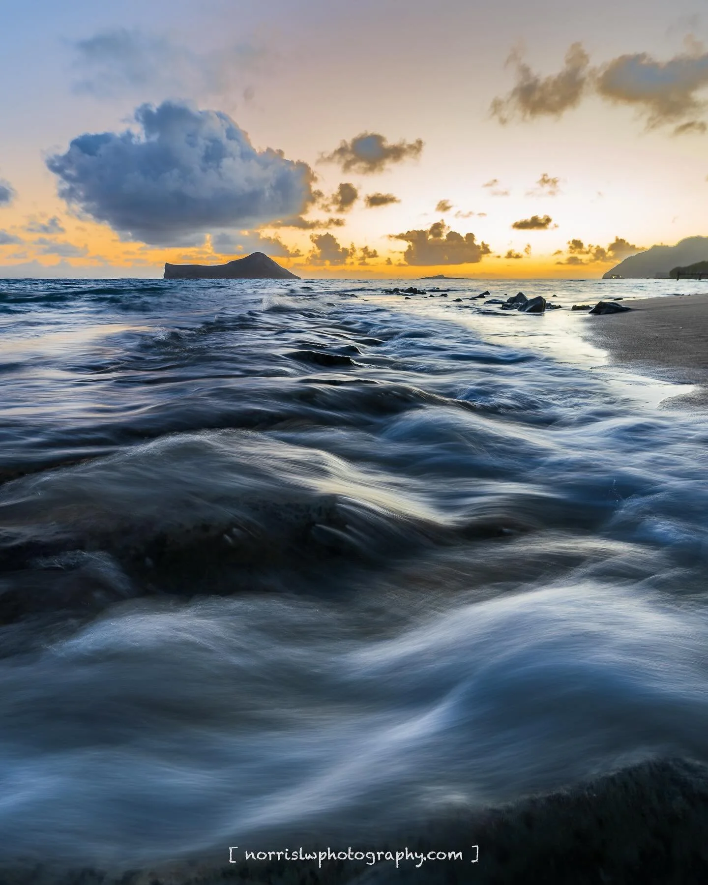 Morning splash 🌊

#sunrise #weekend 
#hawaii #luckyweliveinhawaii 
#skylover #skymarvels #cloud 
#landscapephotographer #landscapephotography 
#ig_hawaii #naturecaptures #naturephotography #bestofalohastate #protectouroceans