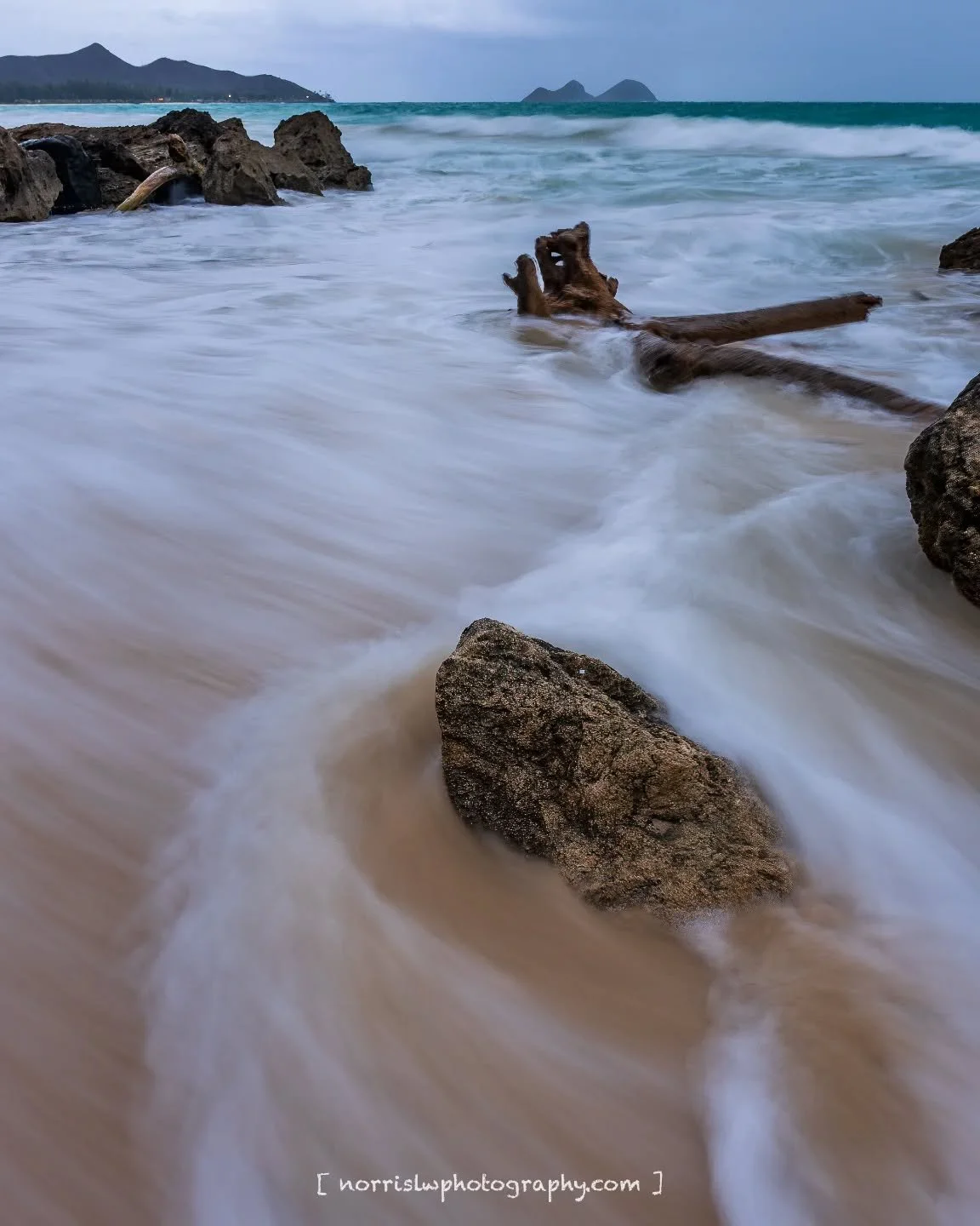 Just flowing for the new week 🤙 

#mondaymood #mondaymotivation 
#protectouroceans 
#landscapephotography 
#ighawaii #sunrisesunset 
#luckywelivehawaii