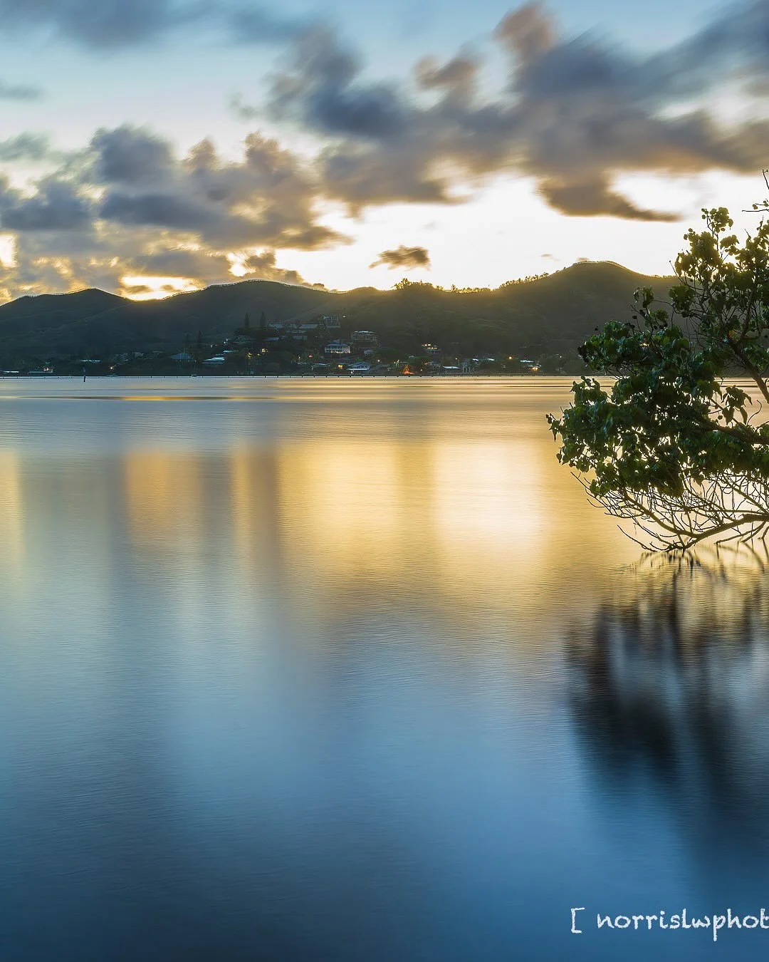 Slide &gt;&gt;&gt; resting on a bed lakeside 🏝️

#motivation #tuesday #sunrise 
#landscape #naturephotography 
#longexposurephotography #luckyweliveinhawaii #ig_hawaii #naturelovers