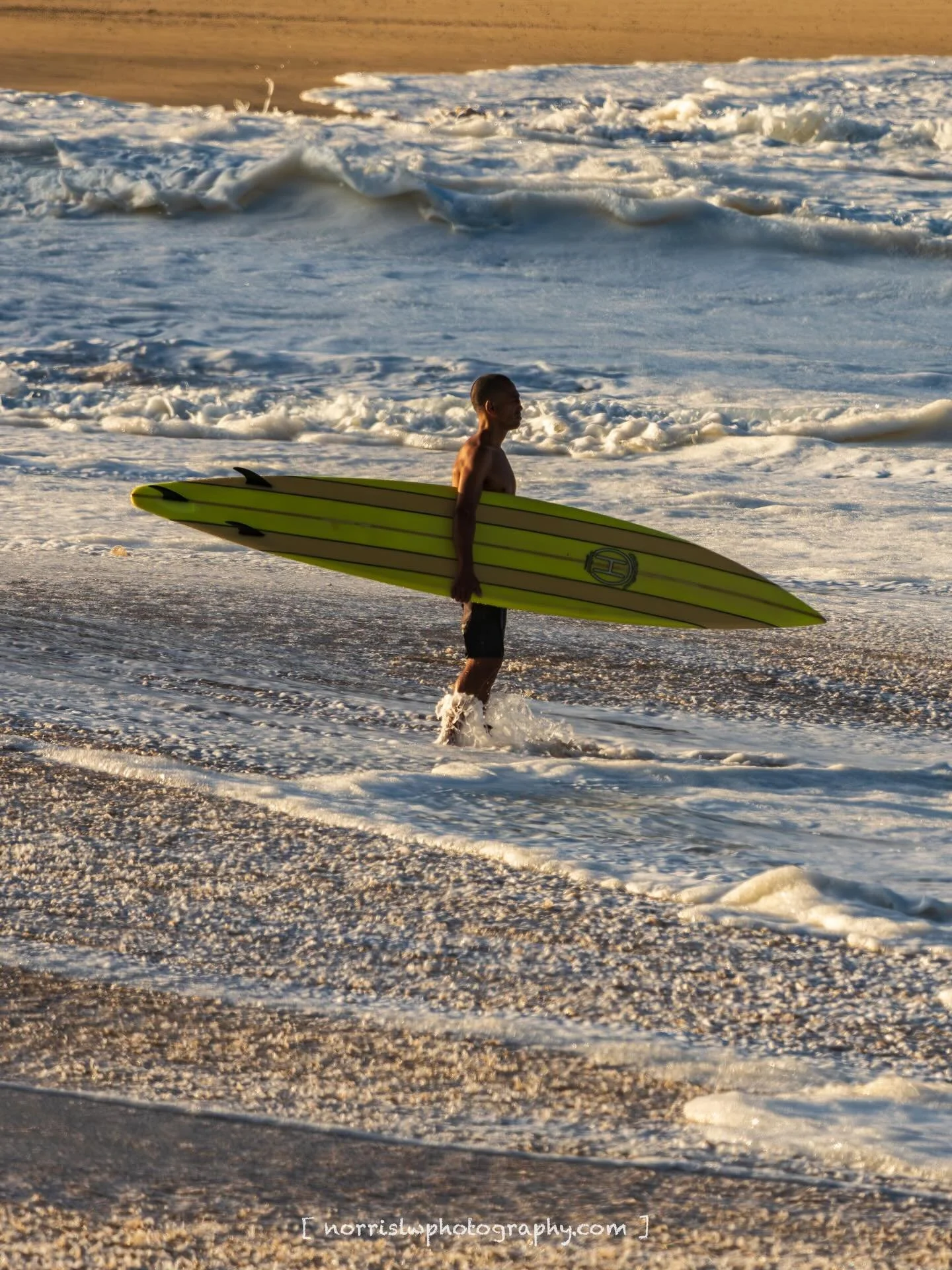 Sound off, 💯 focused 🌊🏄&zwj;♂️😎

#surf #ig_hawaii #surfphotography #hawaii