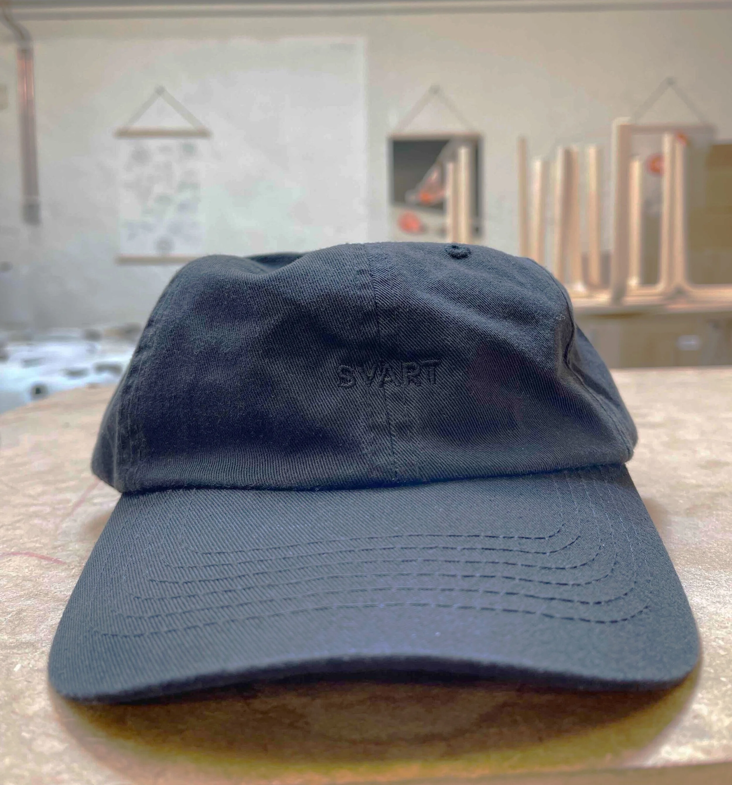Limited Svart Six Panel Hat 