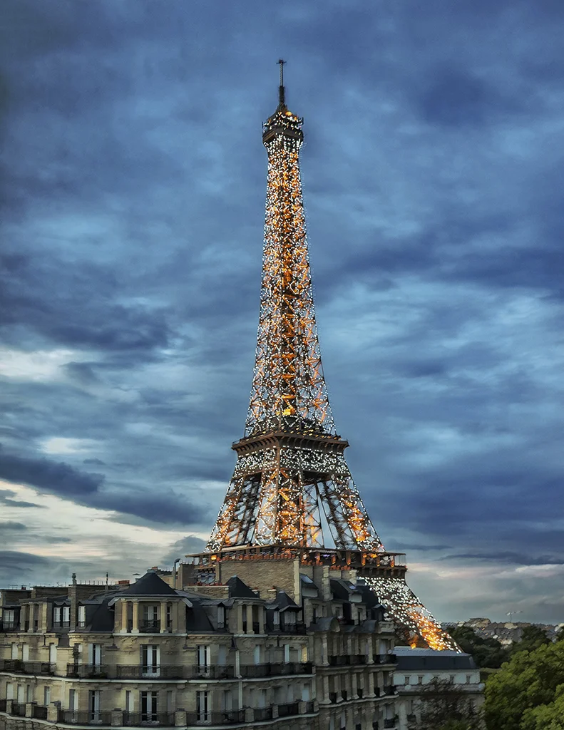 tour eiffels first twinkle.JPG