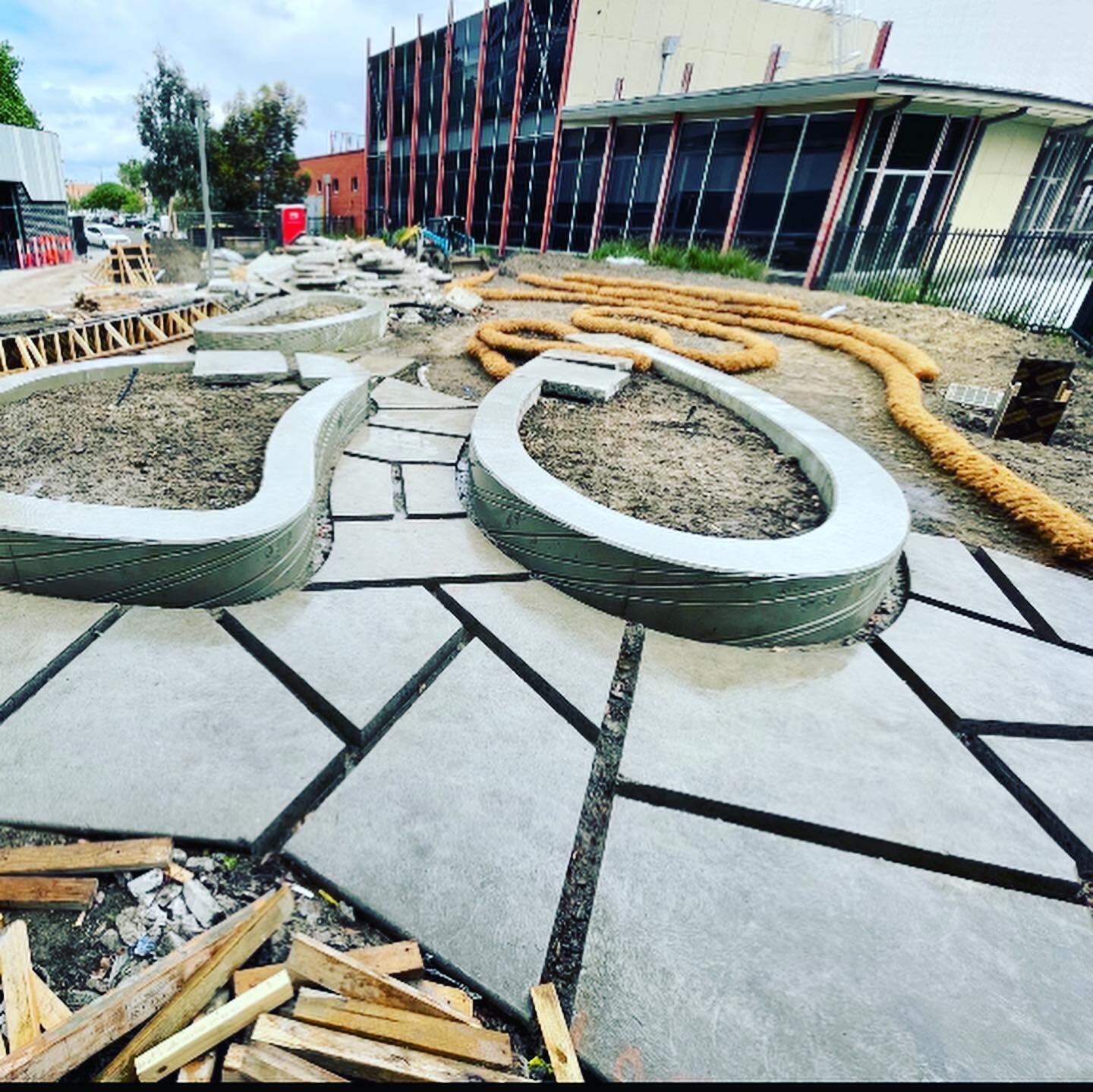 More work in progress shots at Richmond High School. Kate has been out on site chatting with @hallmarklandscapes around texturing and interfaces between recycled from site saw cut paving, recycled from site concrete retaining walls, new concrete reta