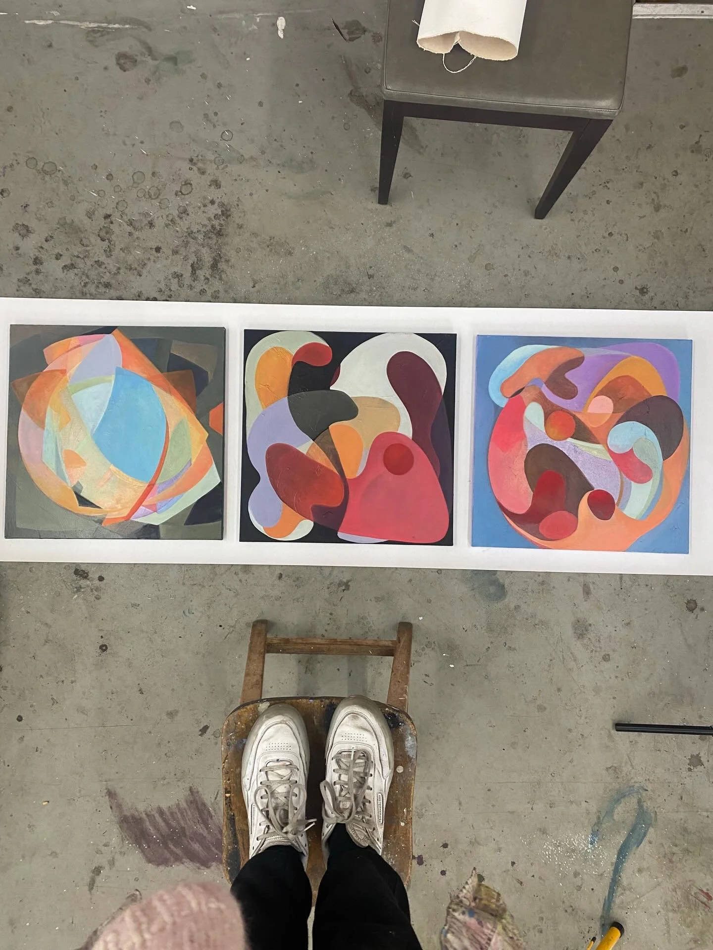 Studio shot before these 3 paintings of 2022 left the studio together. I made them along side each other and it&rsquo;s nice to see that they are displayed together. 
-
-
#studioshot #artistlife #abstractart #artconsultancy #interiordesign