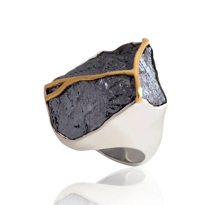 Silicium crossed with melted 18k yellow gold, set in a white gold-plated silver ring