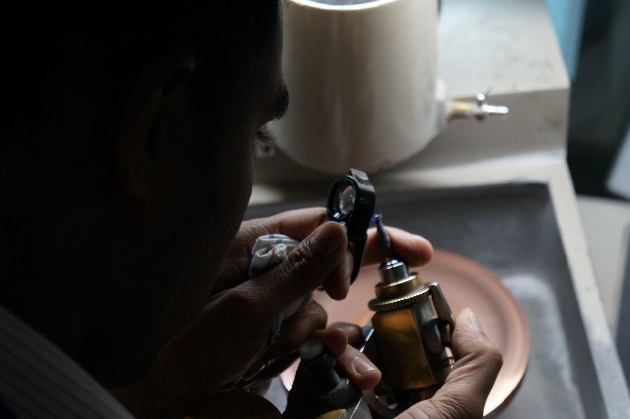 Next, the sapphires are graded and then sent to the cutting factory where they are cut by professional cutters. This is a painstaking, time-consuming craft which takes several years to master.